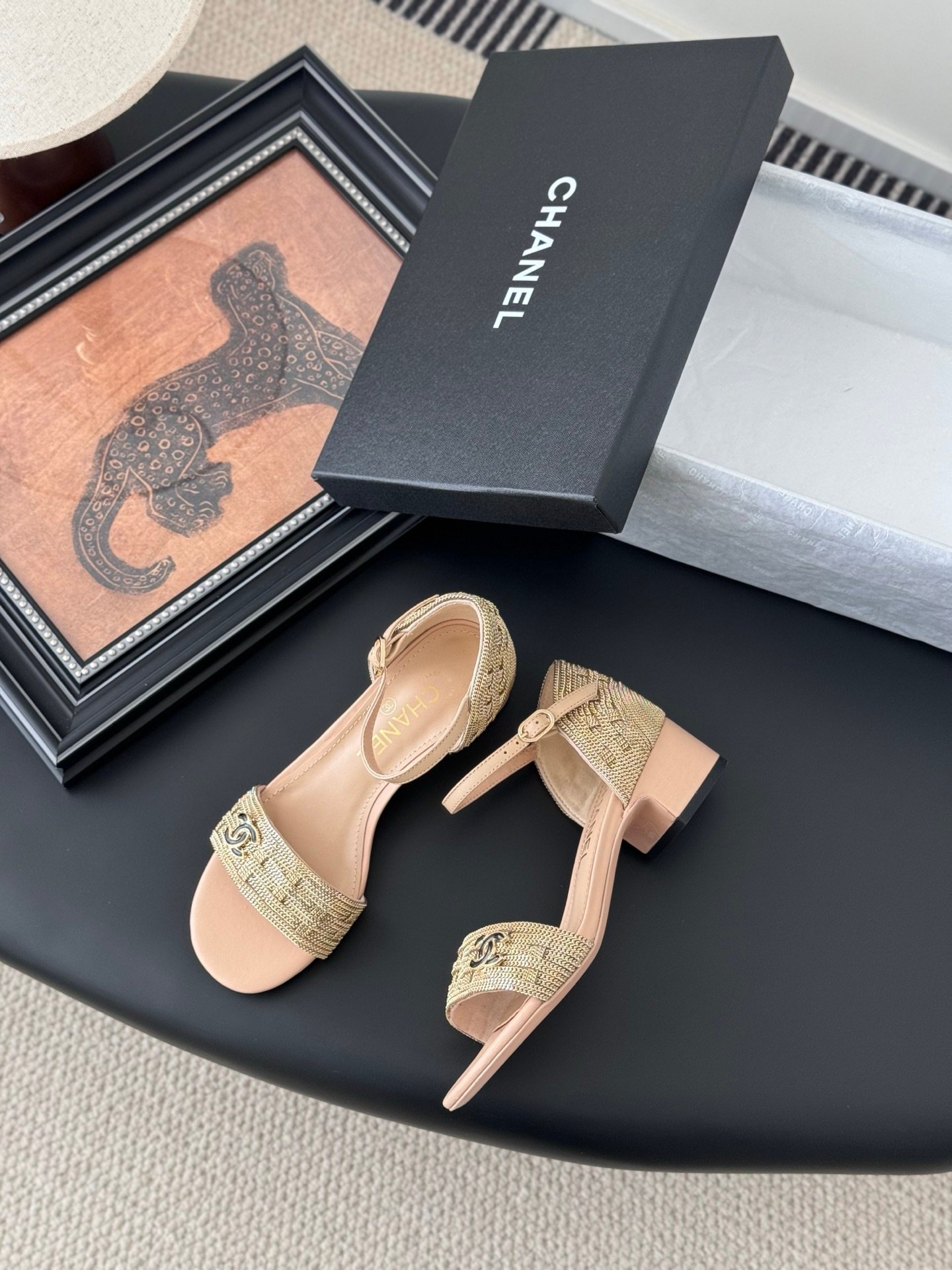 CHANEL Woman - Image 6