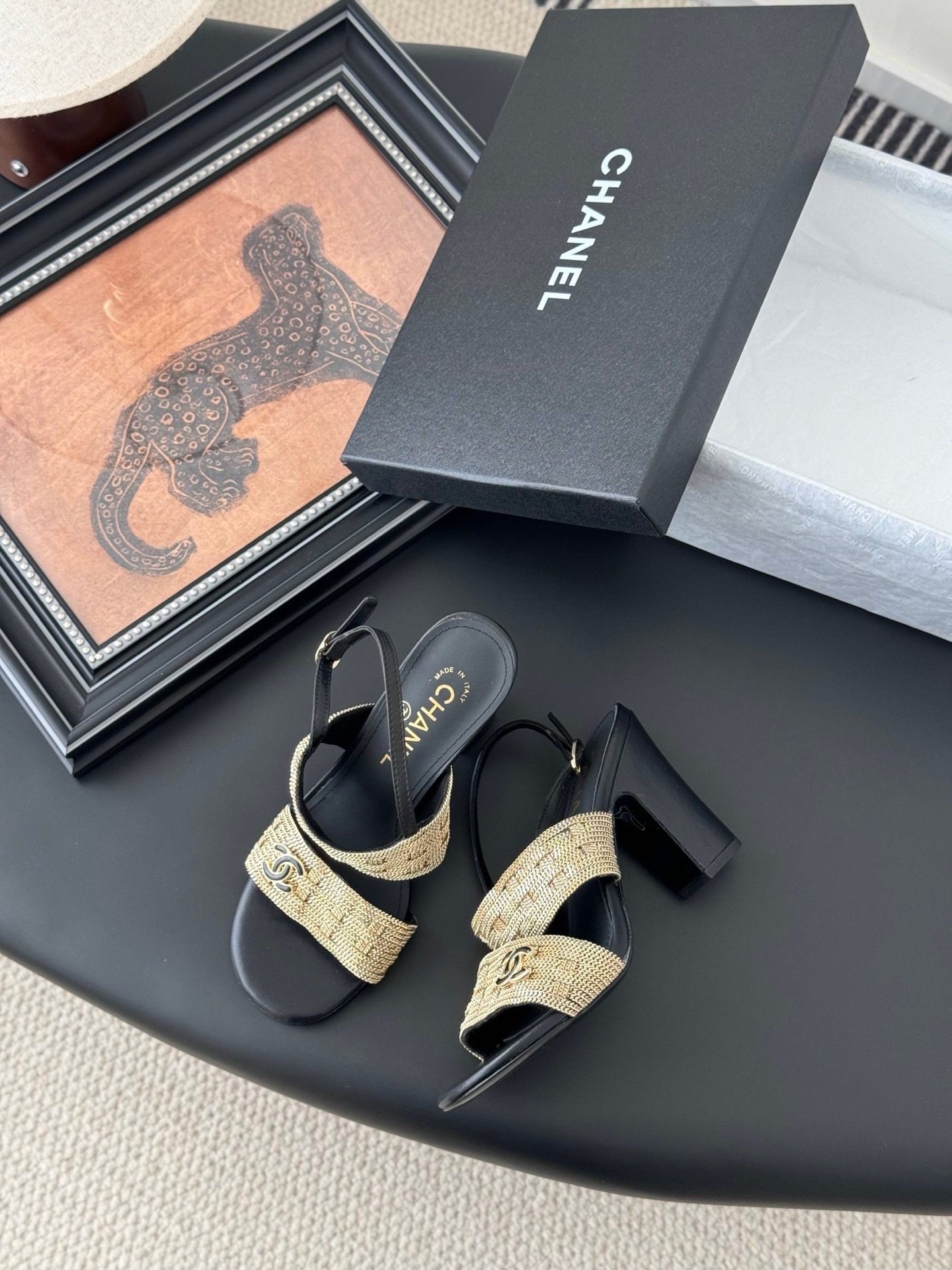 CHANEL Woman - Image 6