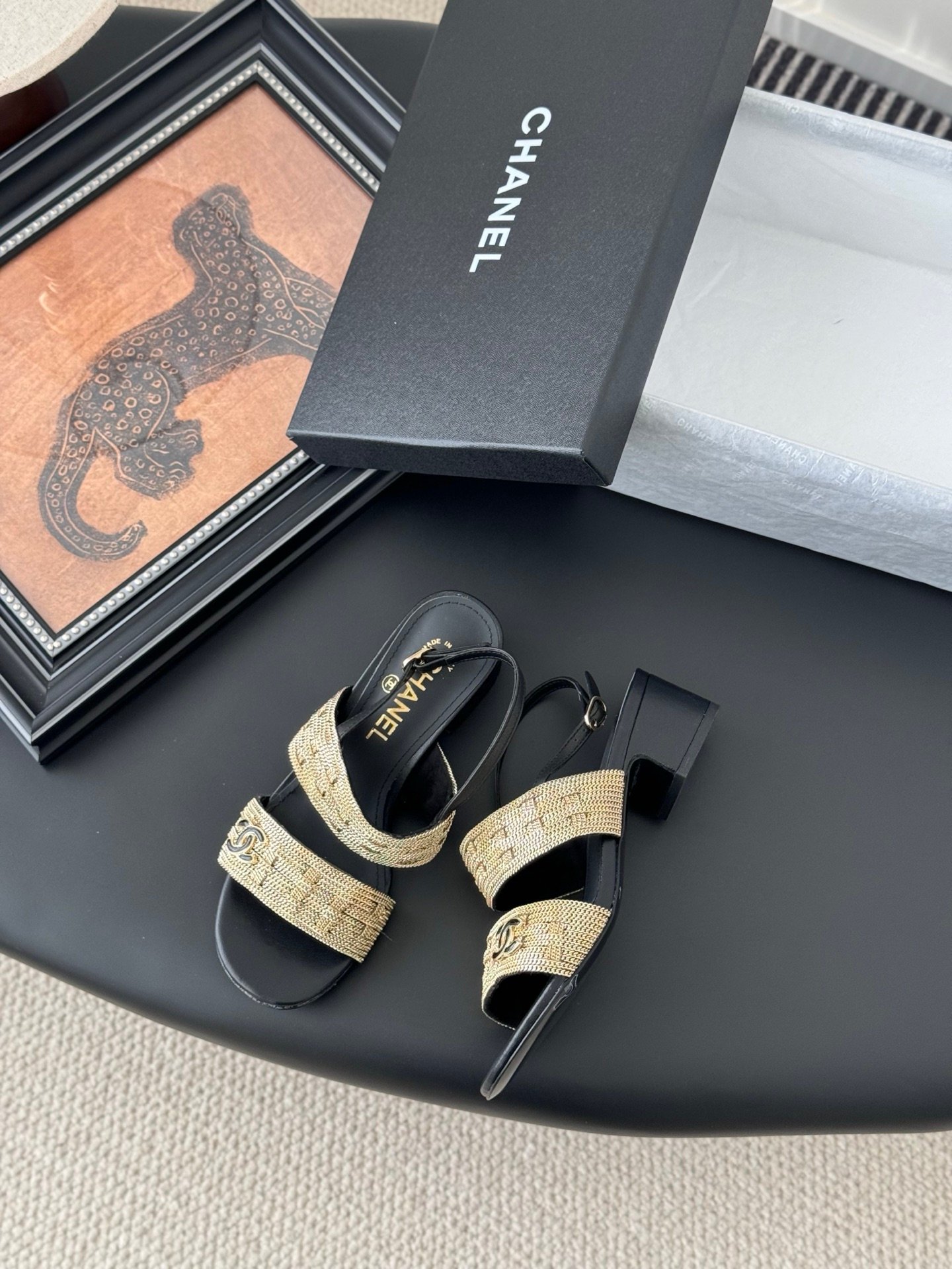 CHANEL Woman - Image 6