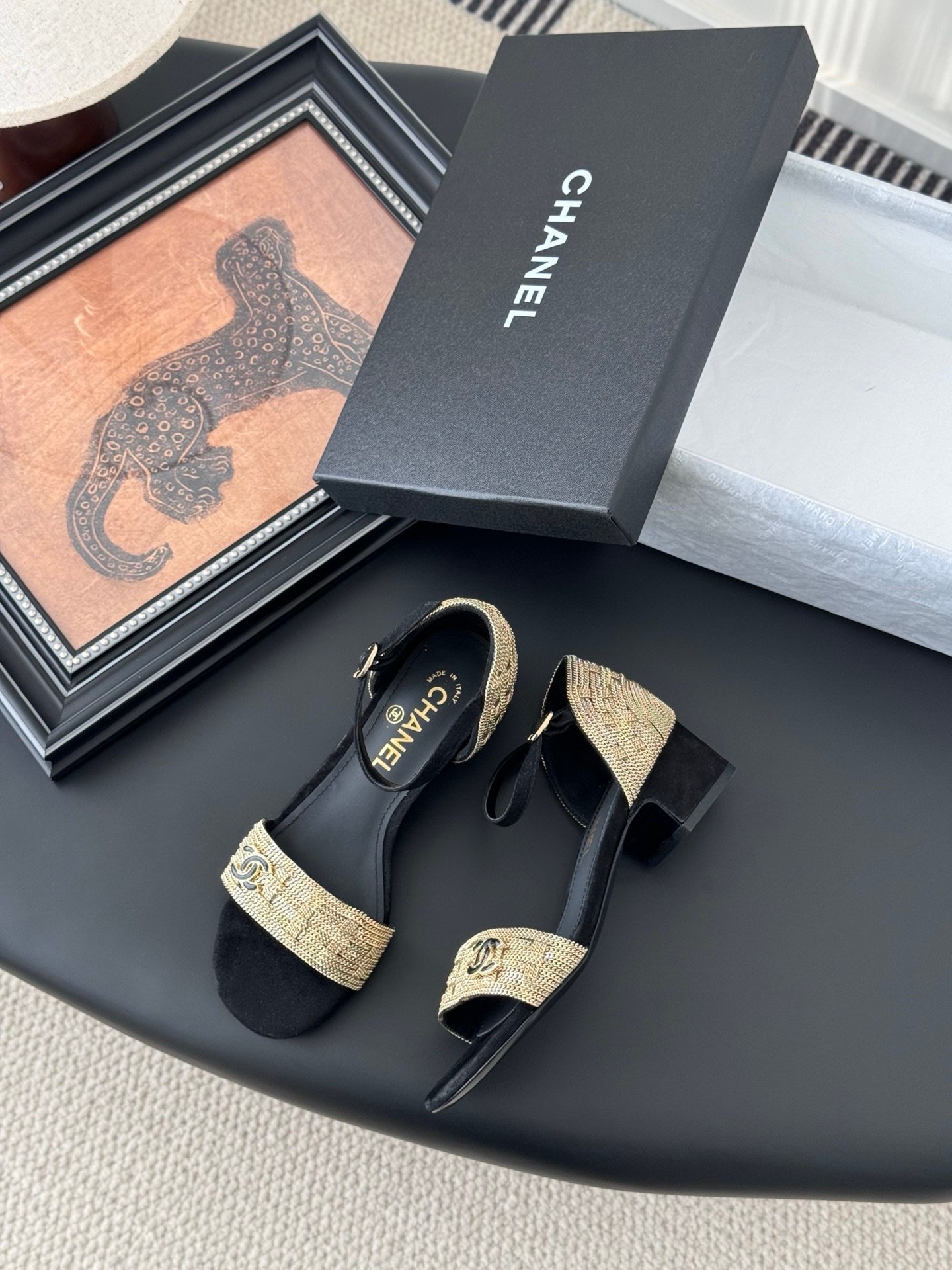 CHANEL Woman - Image 6