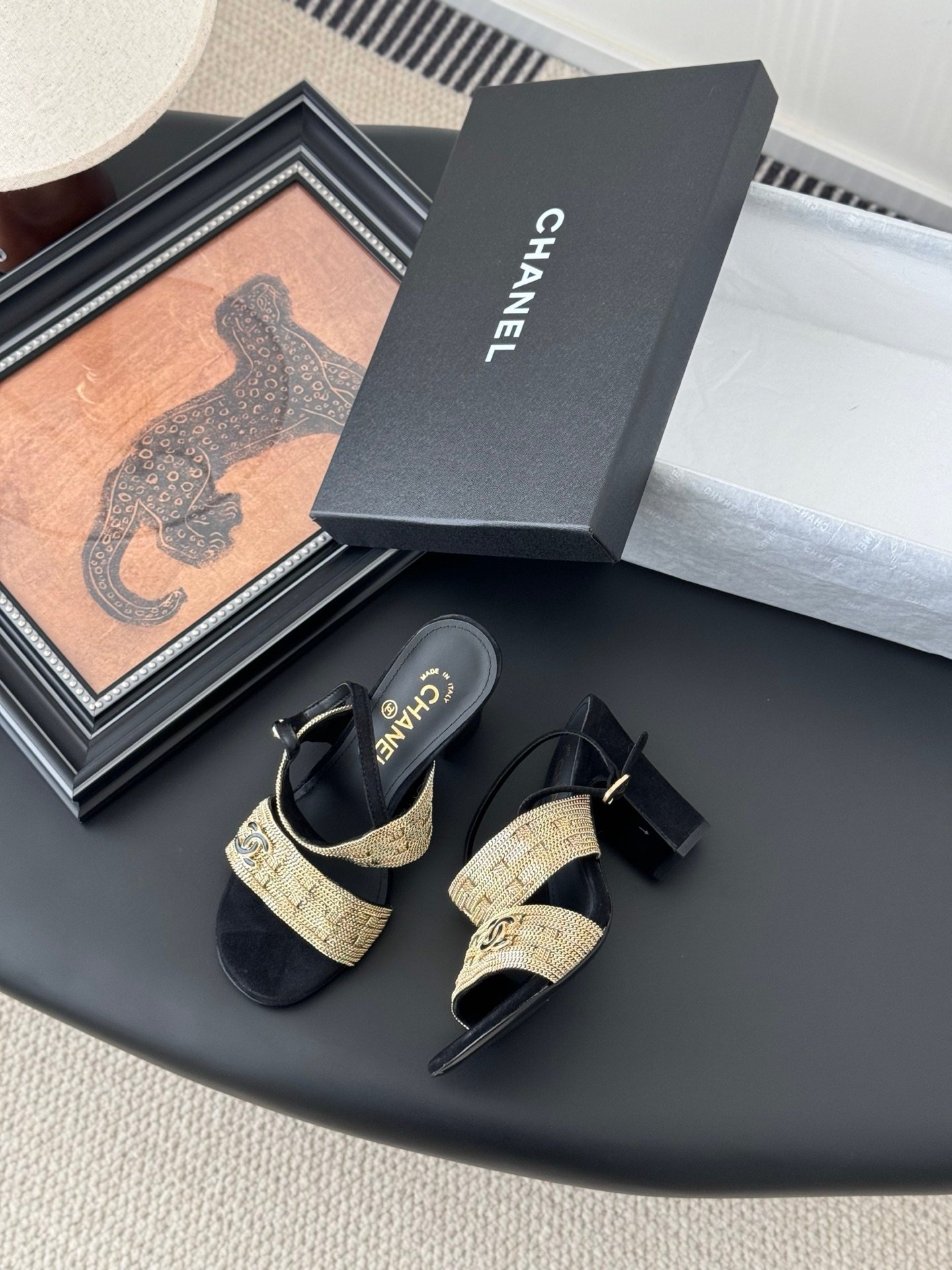 CHANEL Woman - Image 6