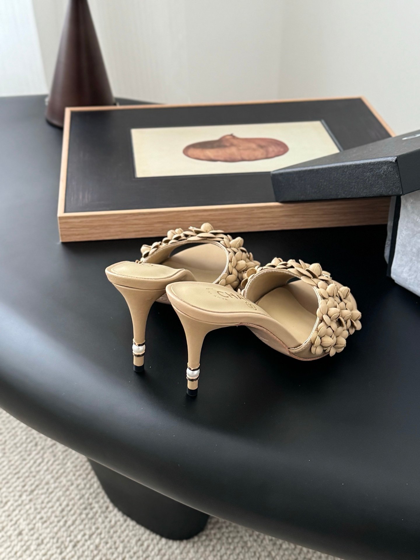 CHANEL Woman - Image 4