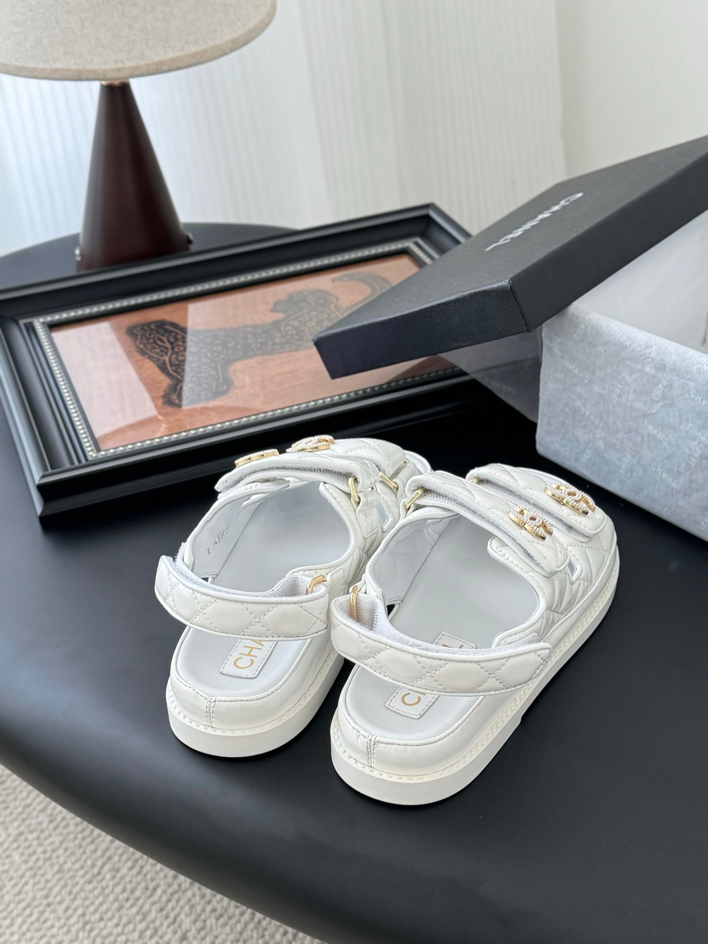 CHANEL Woman - Image 4