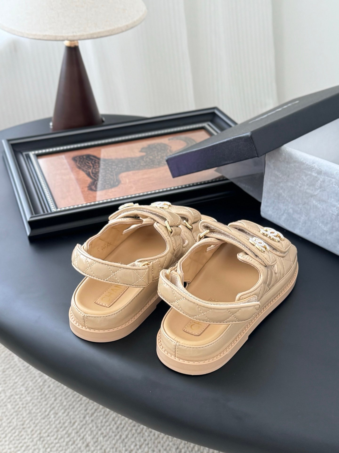 CHANEL Woman - Image 4