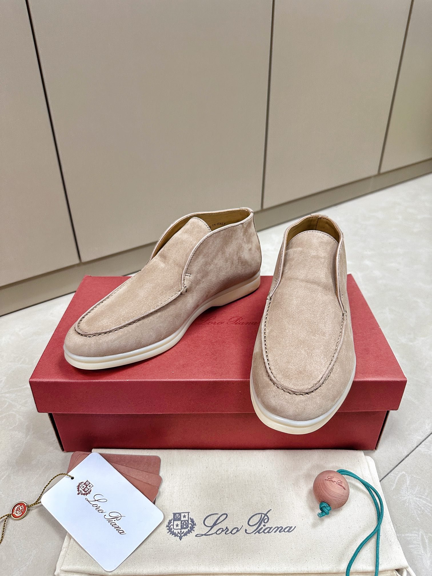 Loro Piana woman - Image 4