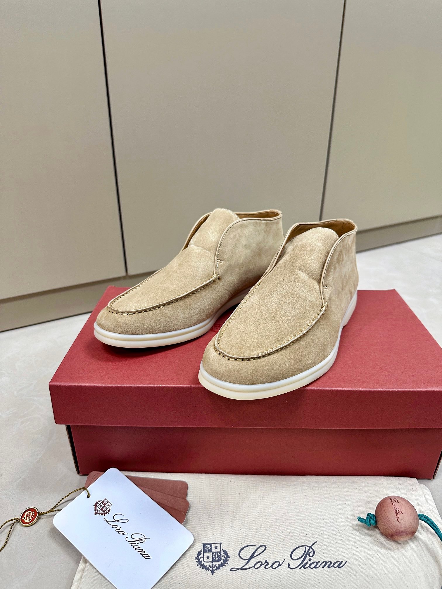 Loro Piana woman - Image 4