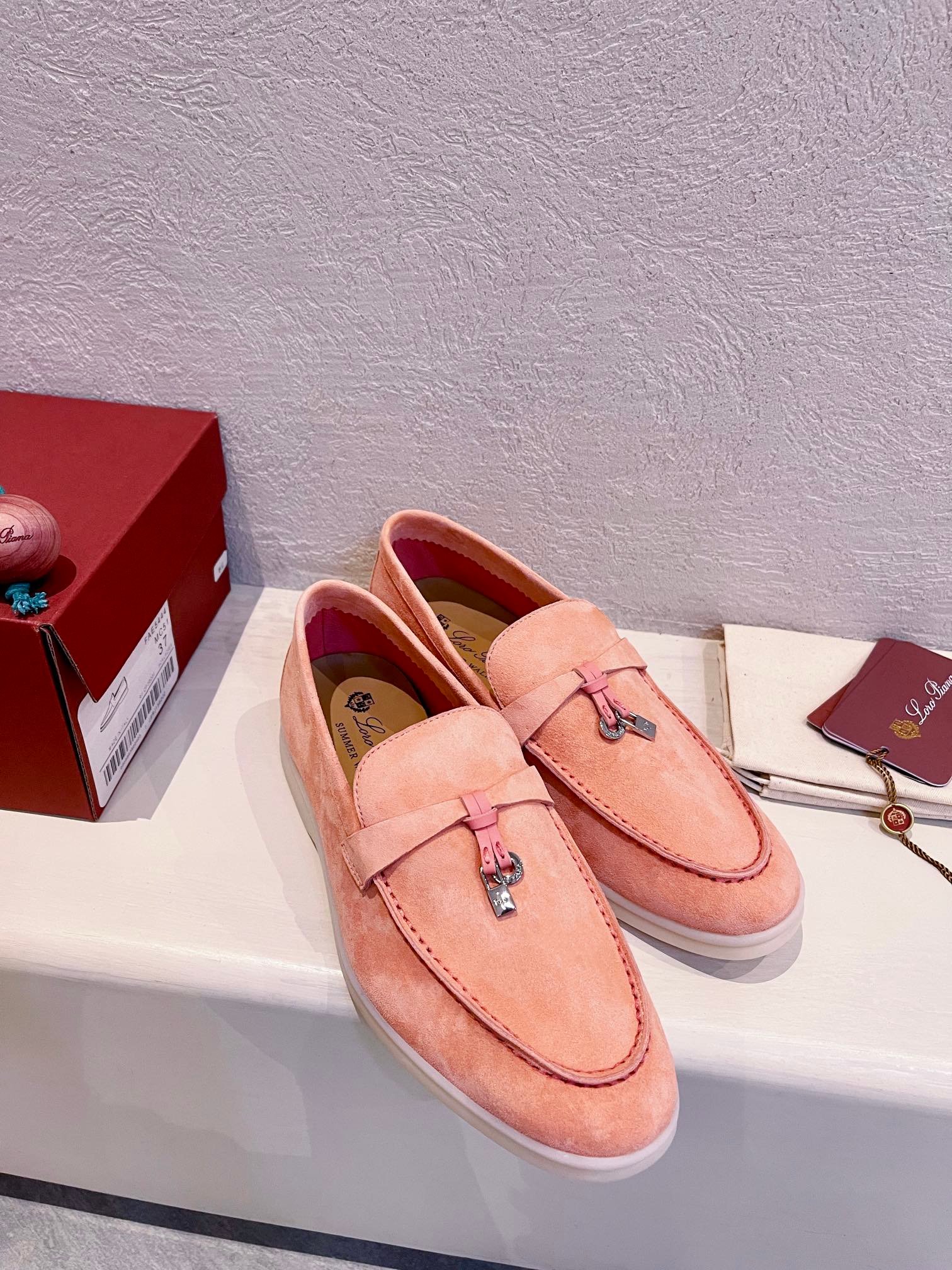 Loro Piana woman - Image 4