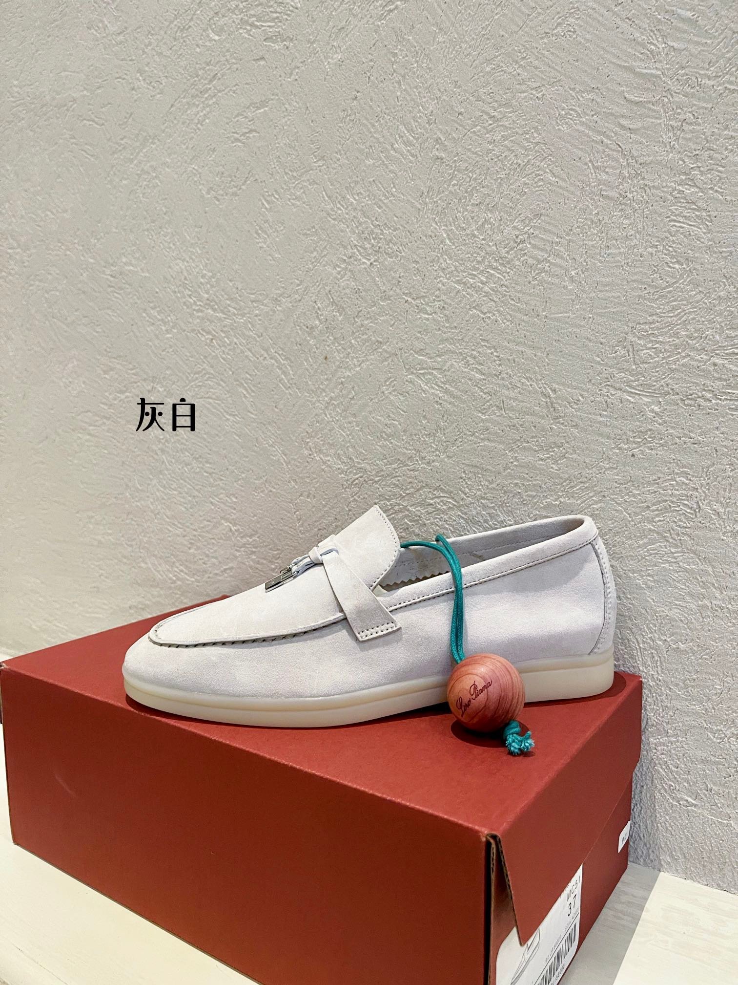 Loro Piana woman - Image 6