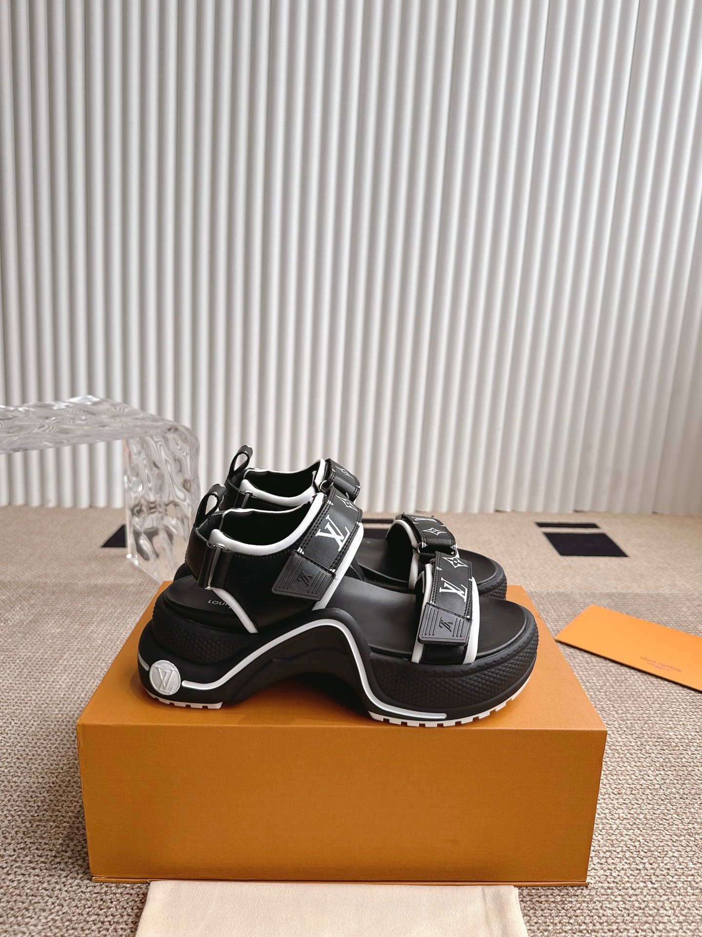 LV women - Image 6