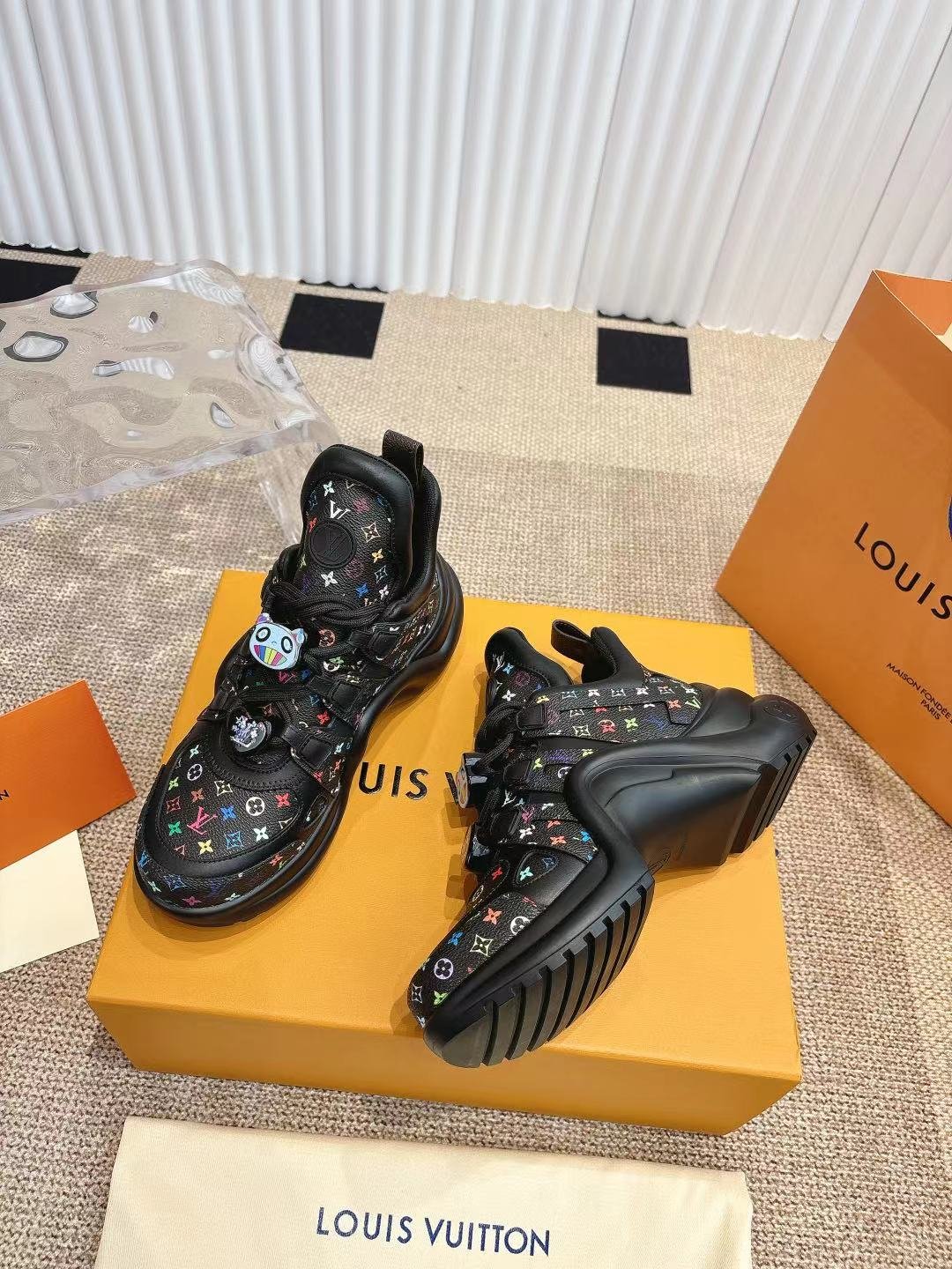 LV women - Image 6