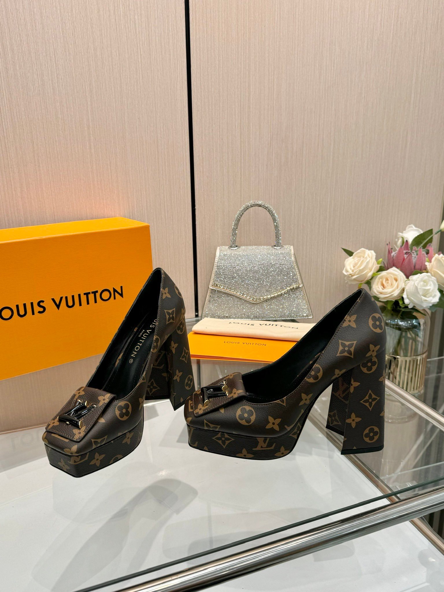 LV women - Image 5