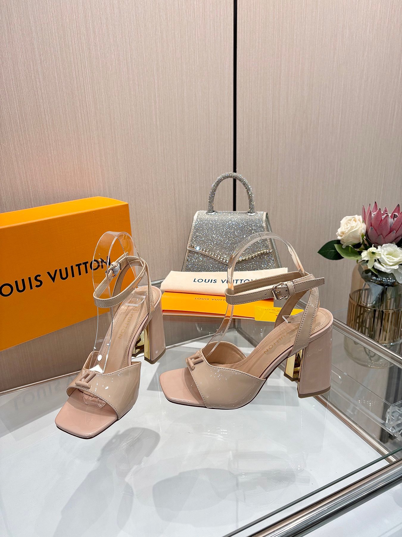 LV women - Image 5