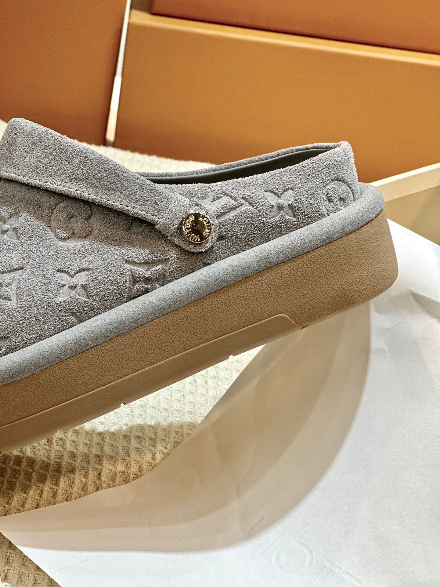 LV women - Image 6