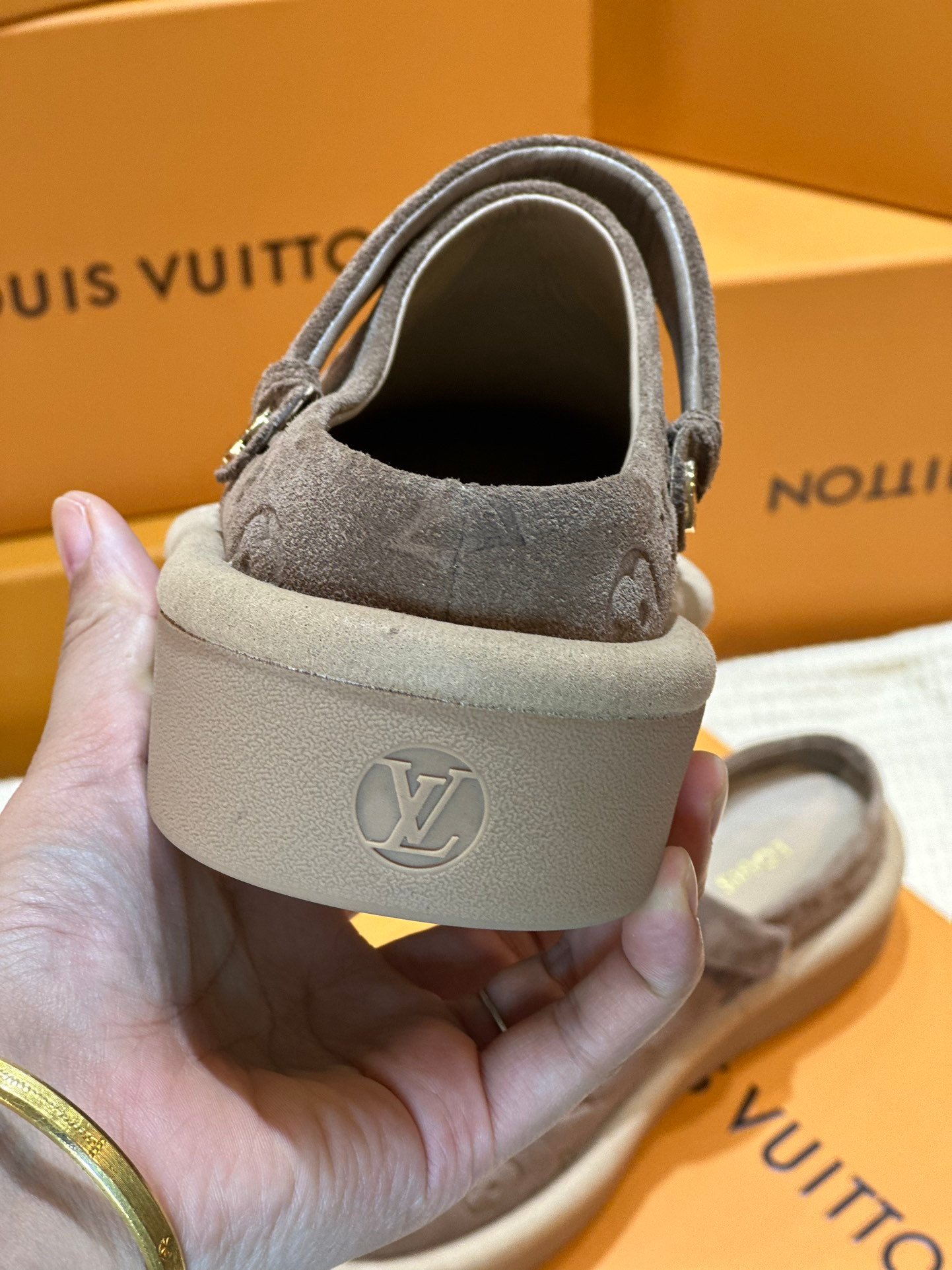 LV women - Image 6