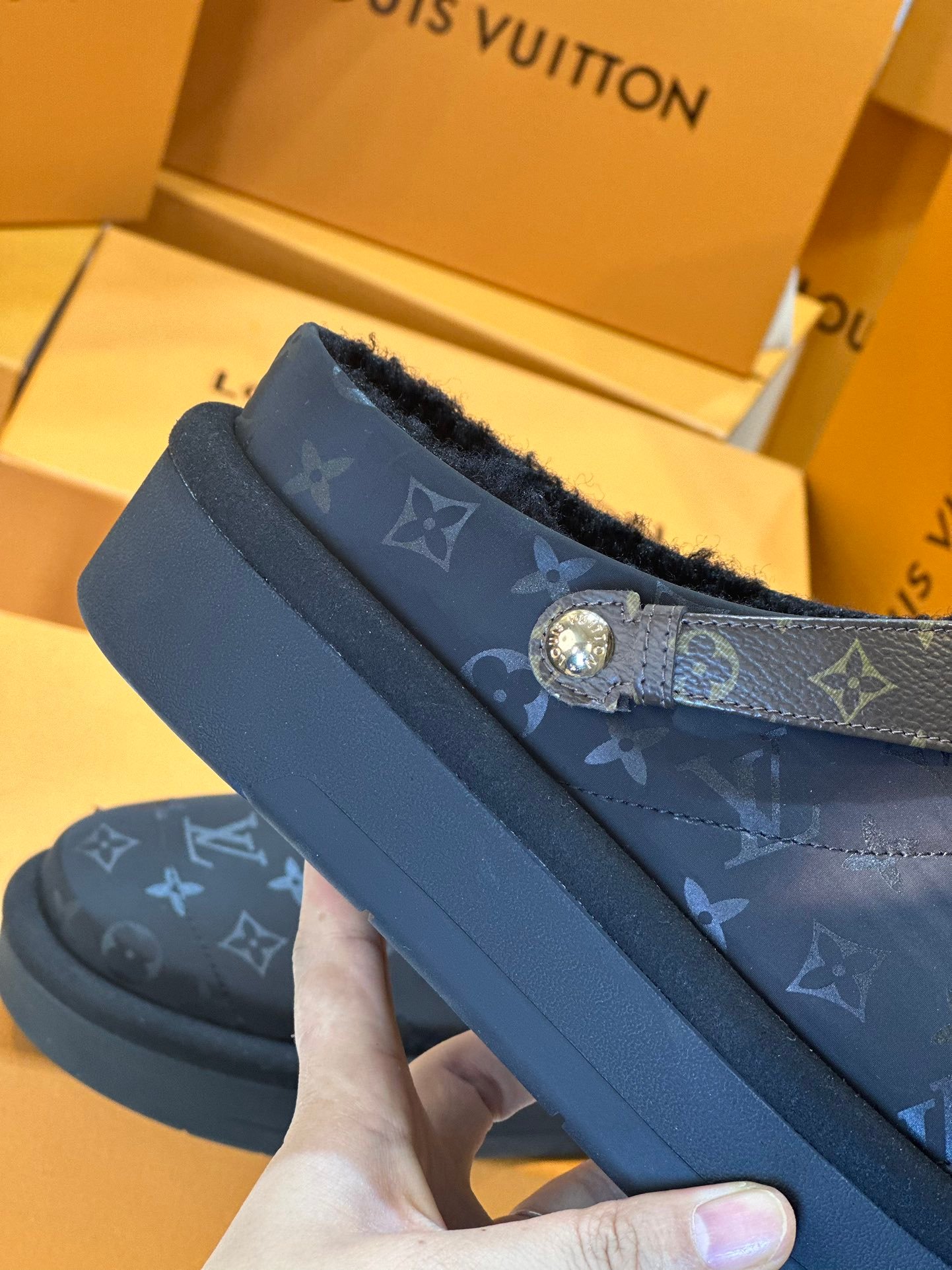 LV women - Image 6