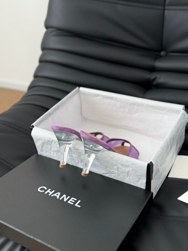 CHANEL Woman - Image 5