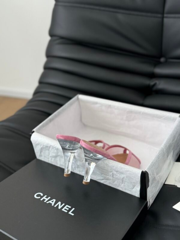 CHANEL Woman - Image 5