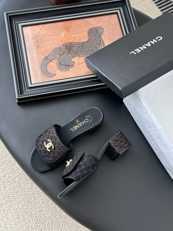 CHANEL Woman - Image 5