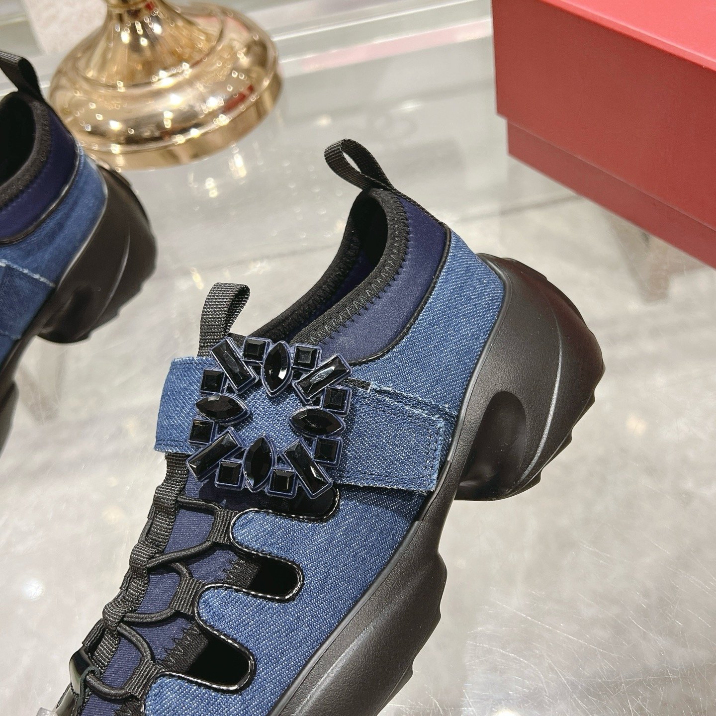 Roger Vivier - Image 5