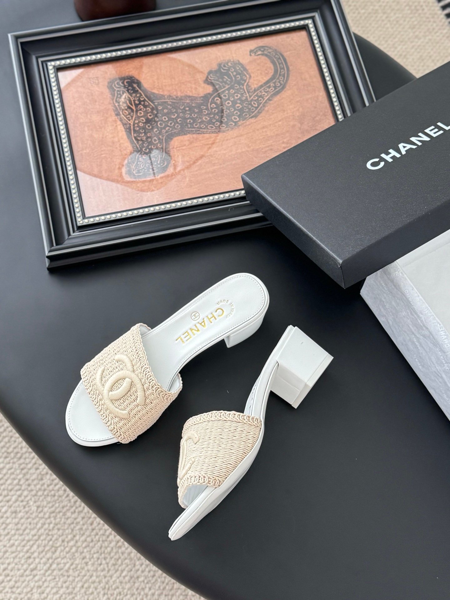 CHANEL Woman - Image 5