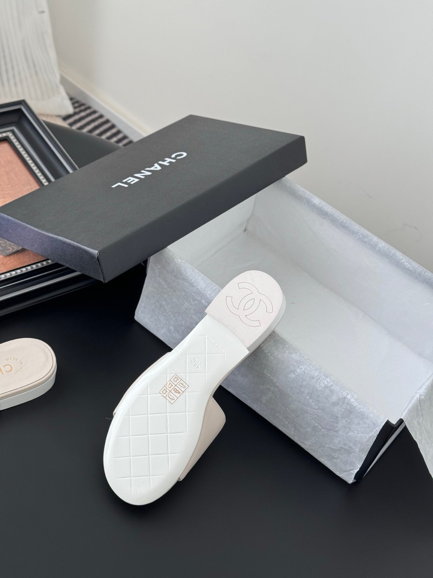 CHANEL Woman - Image 5