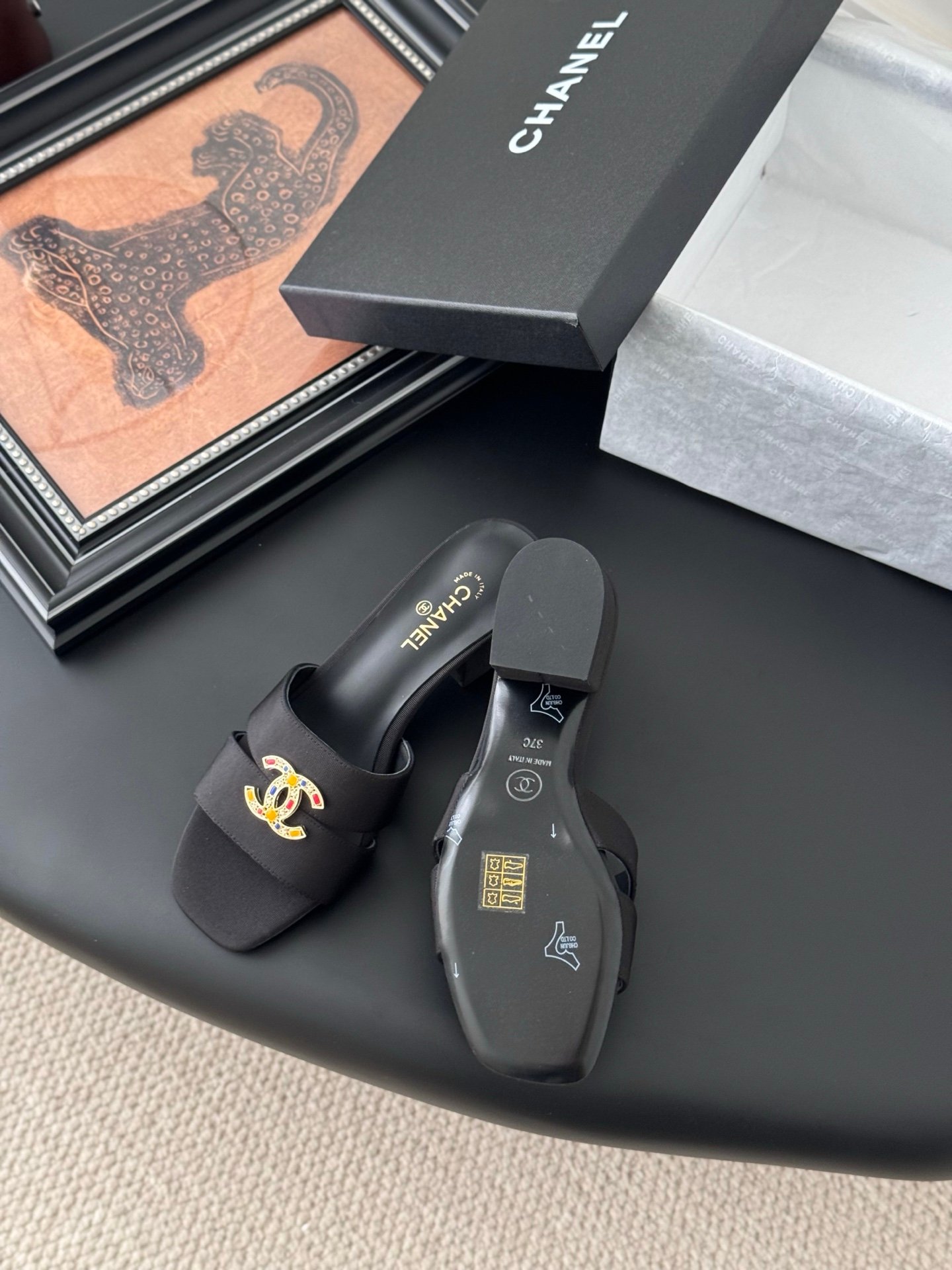 CHANEL Woman - Image 5