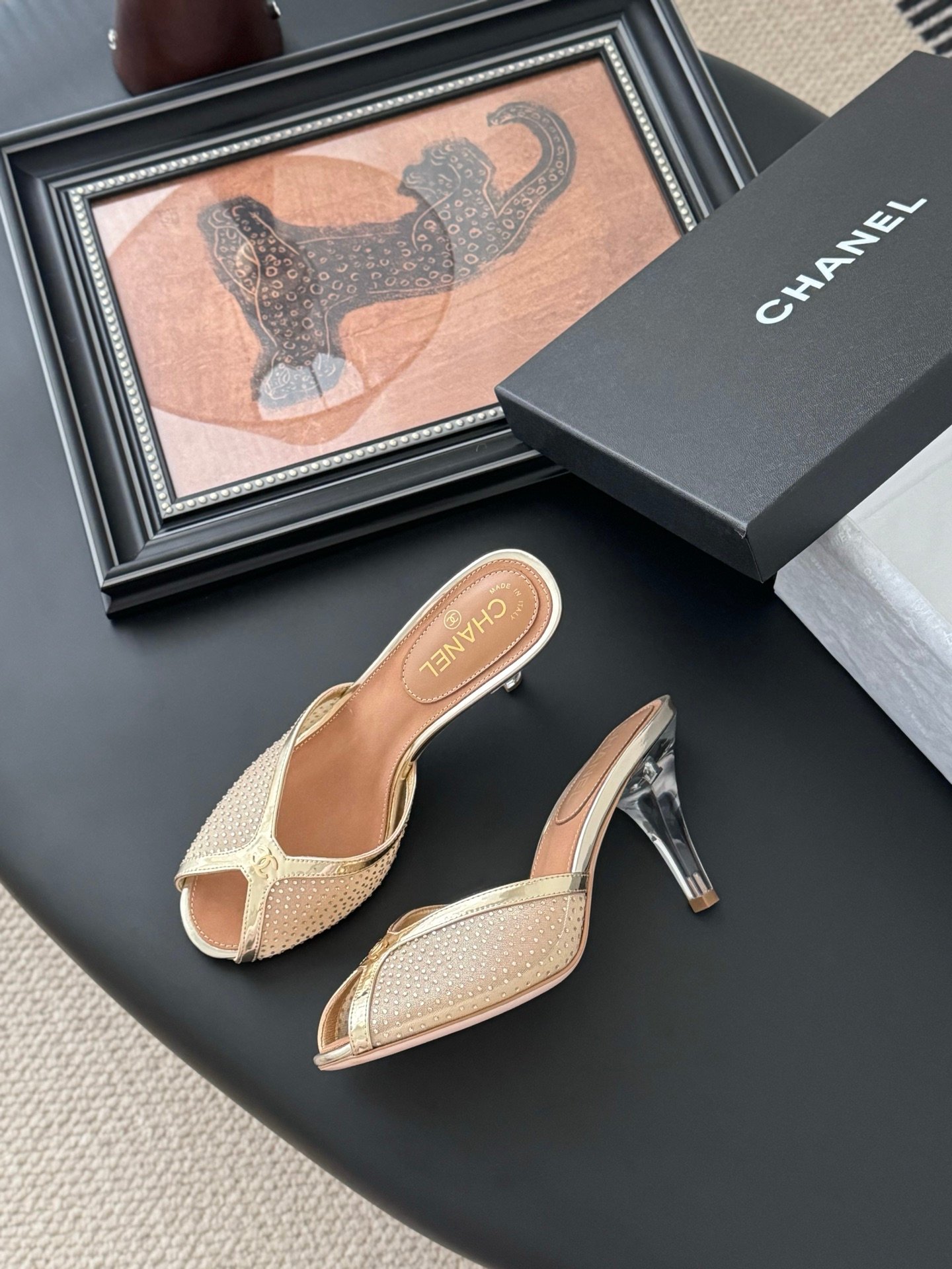 CHANEL Woman - Image 5