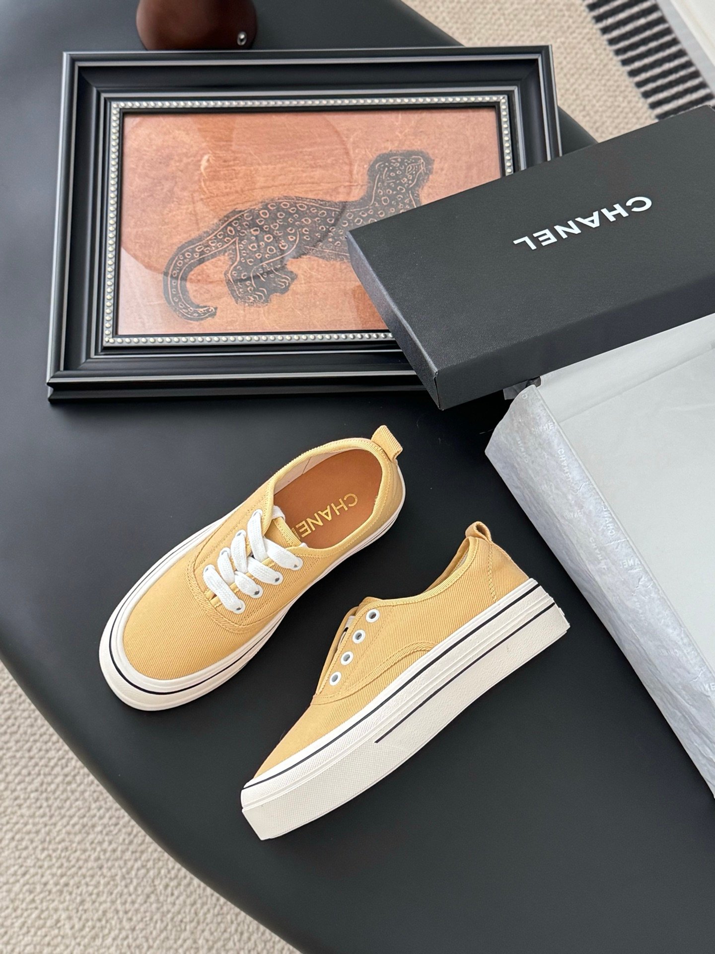 CHANEL Woman - Image 5