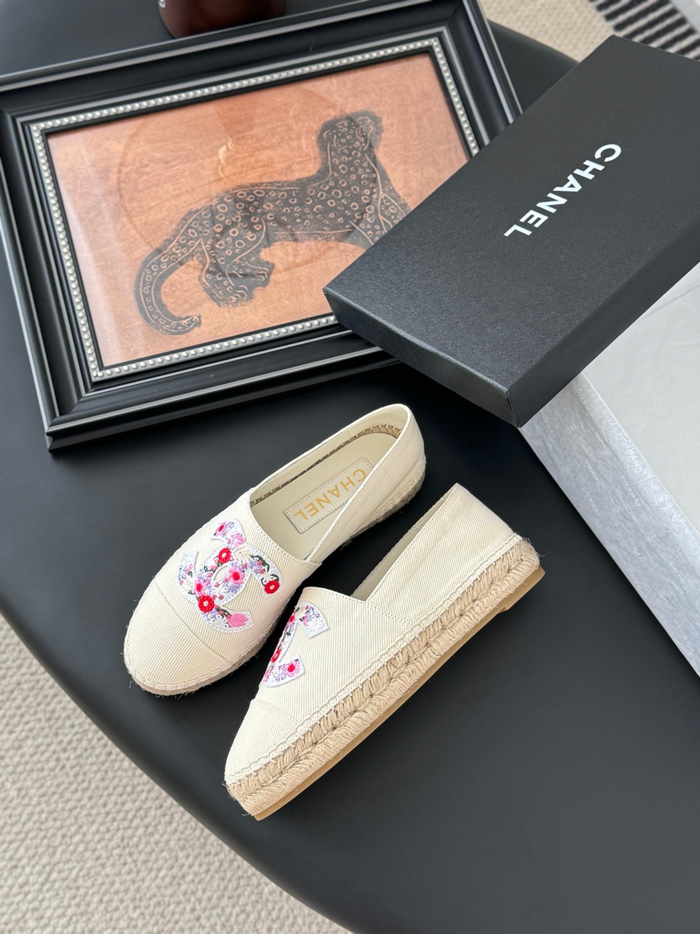 CHANEL Woman - Image 5