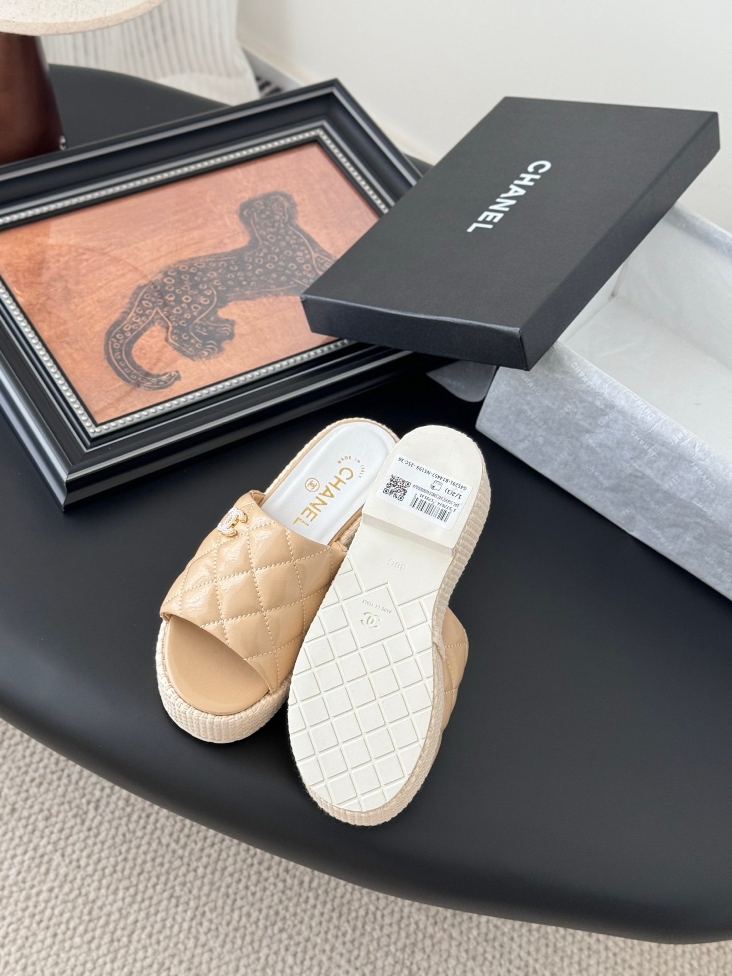 CHANEL Woman - Image 5