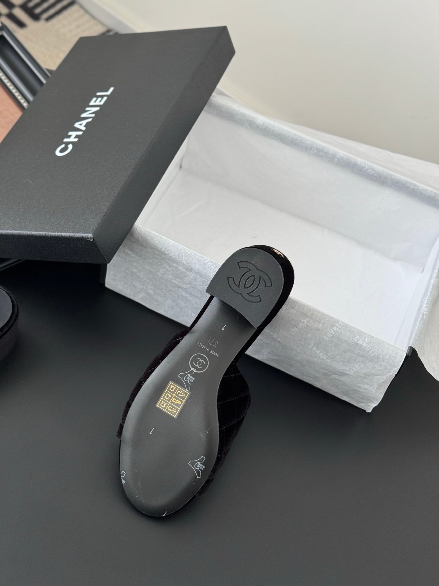 CHANEL Woman - Image 5