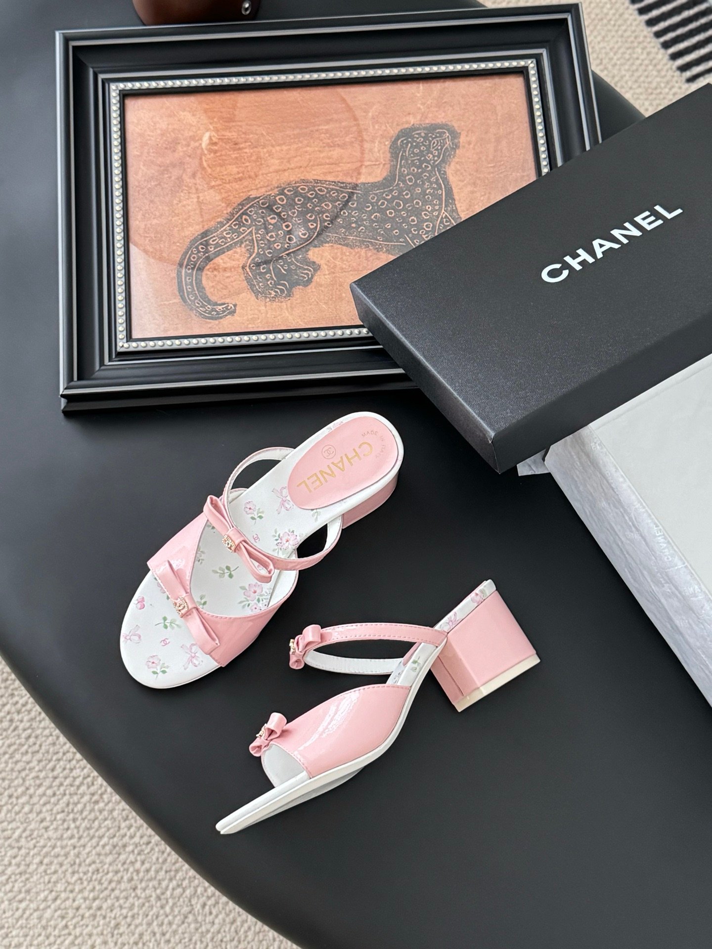 CHANEL Woman - Image 5