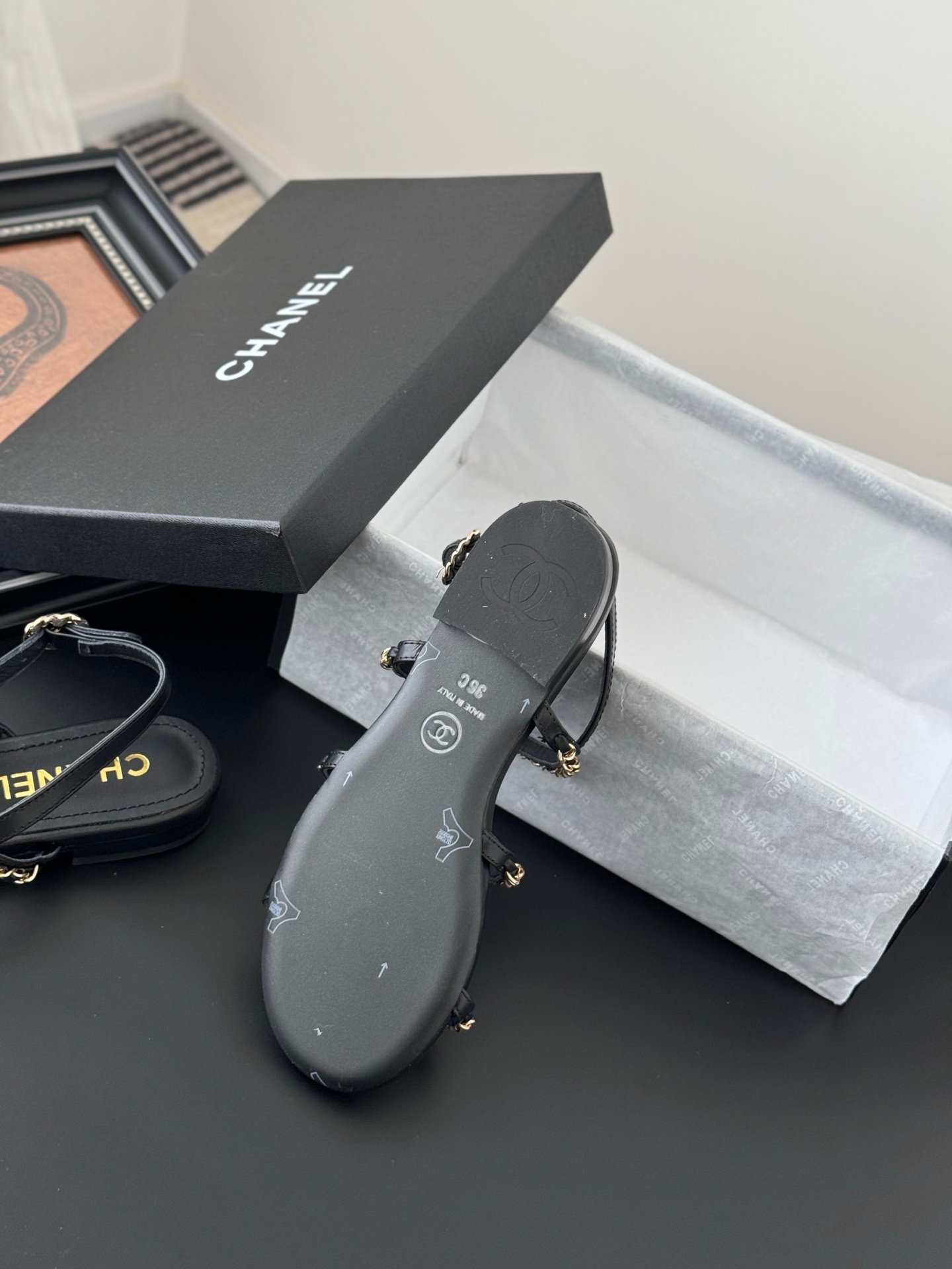 CHANEL Woman - Image 5