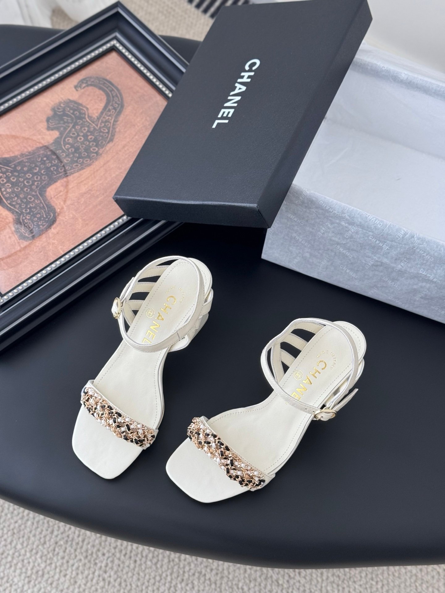 CHANEL Woman - Image 5