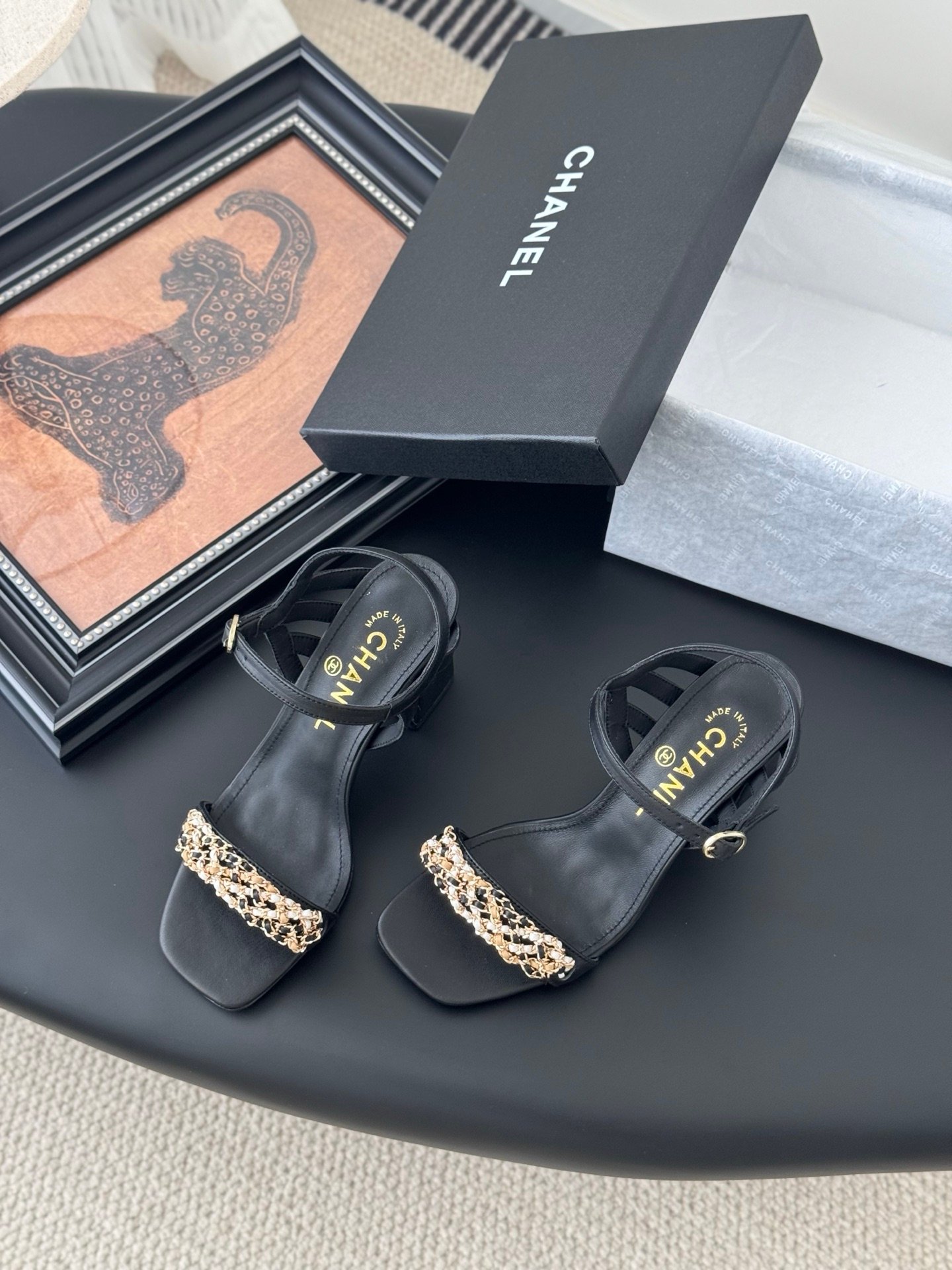 CHANEL Woman - Image 5