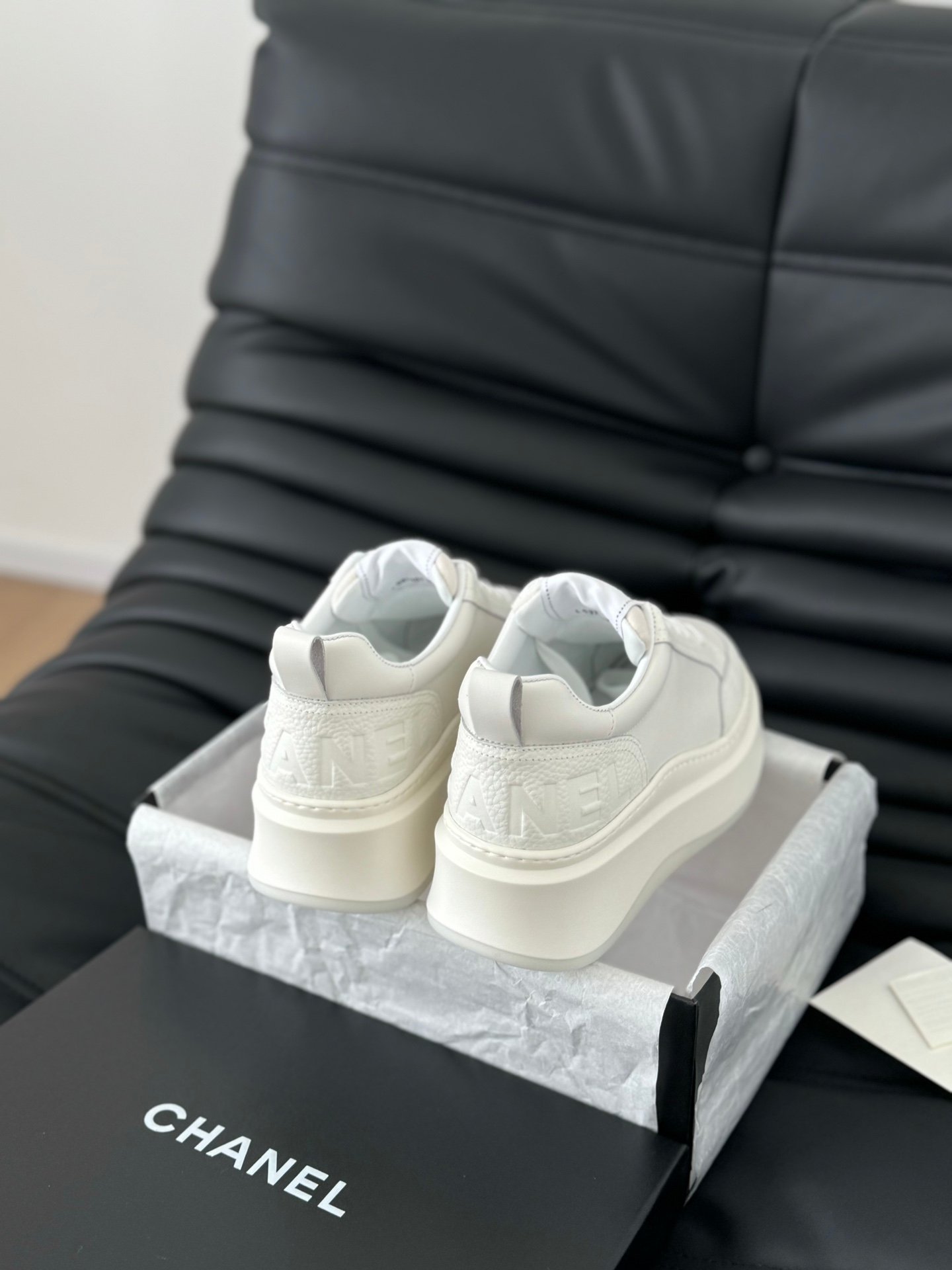 CHANEL Woman - Image 5