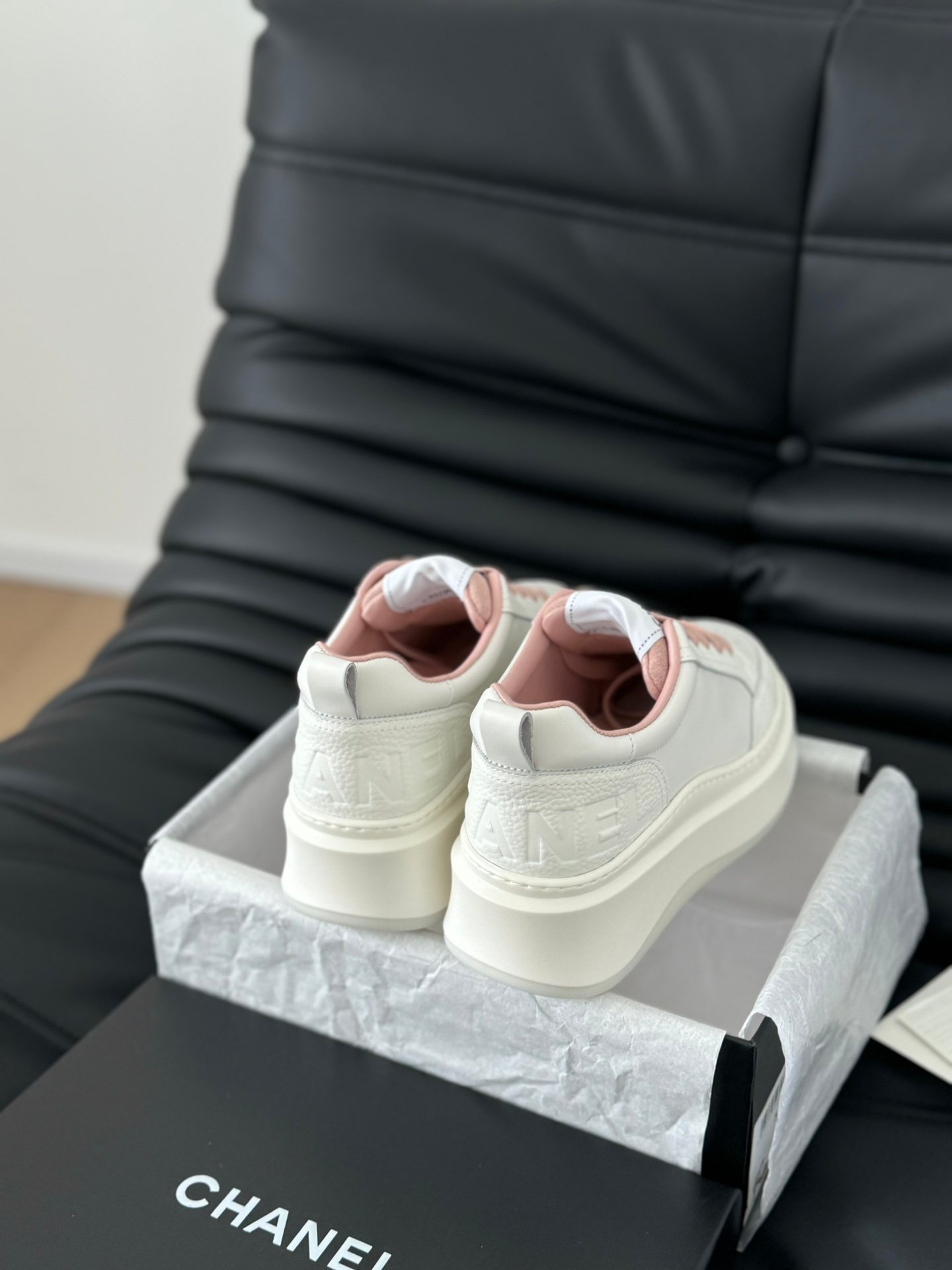 CHANEL Woman - Image 5