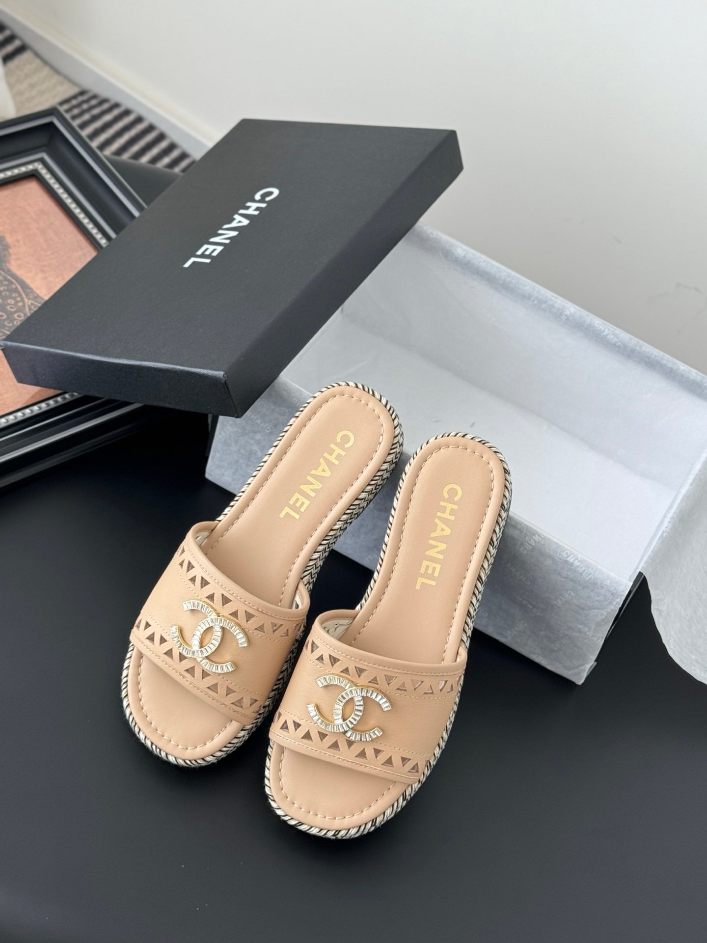 CHANEL Woman - Image 5