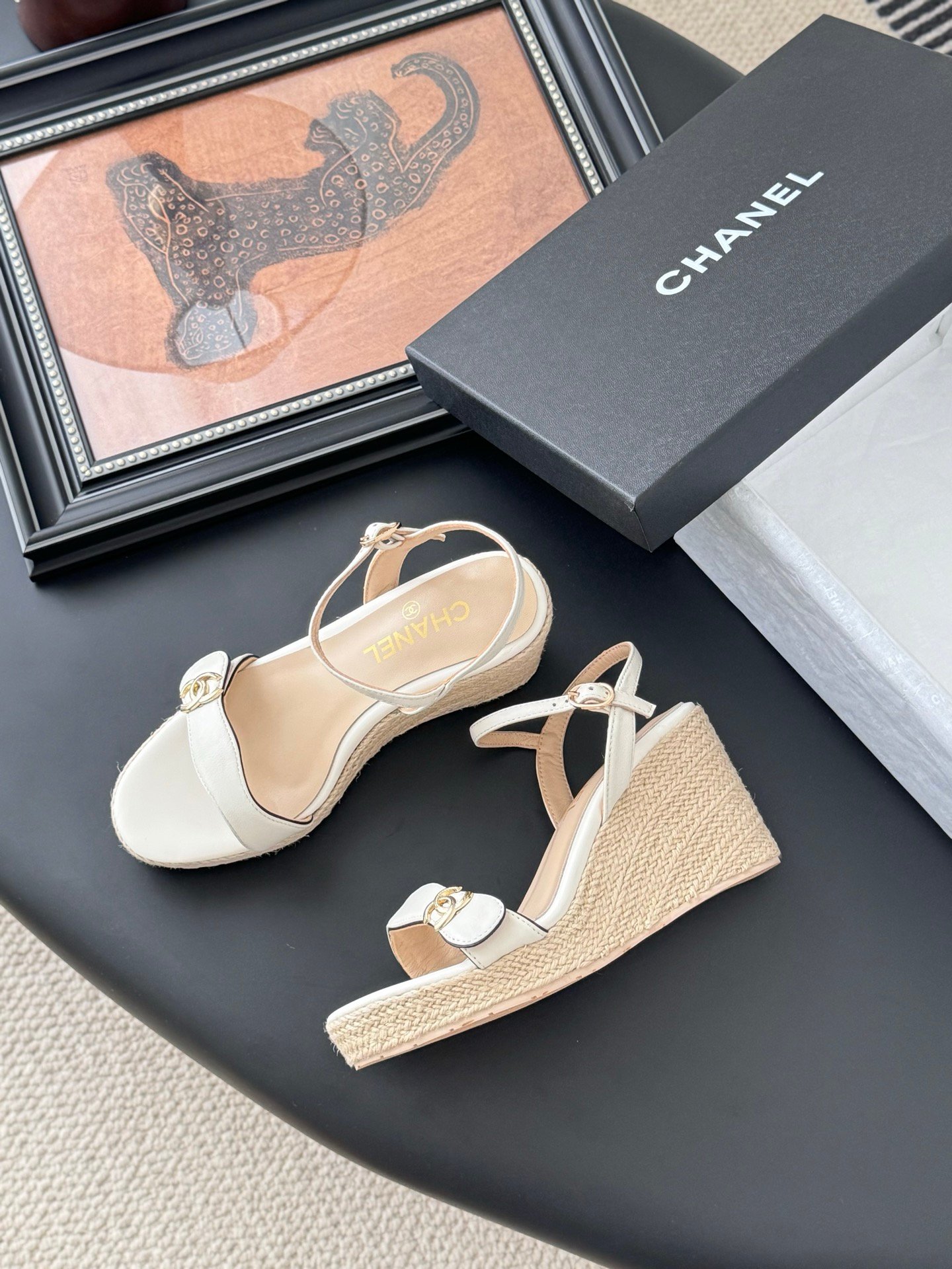 CHANEL Woman - Image 5