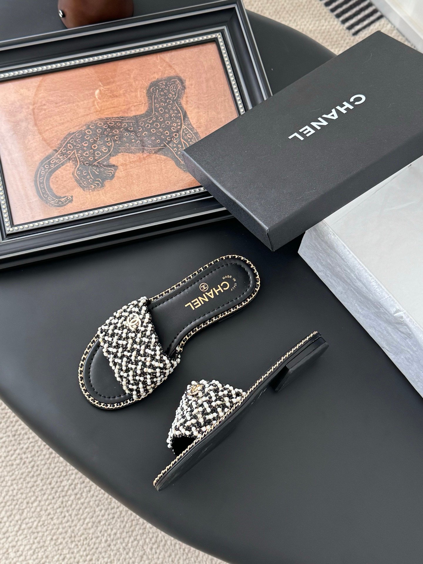 CHANEL Woman - Image 5