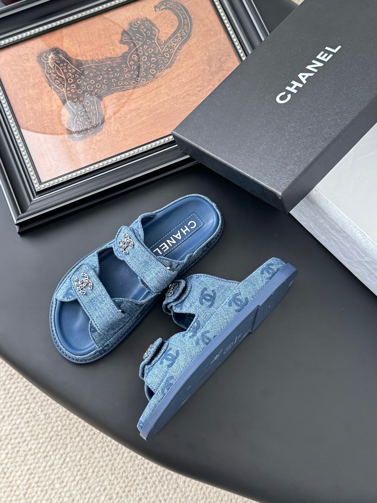 CHANEL Woman - Image 5