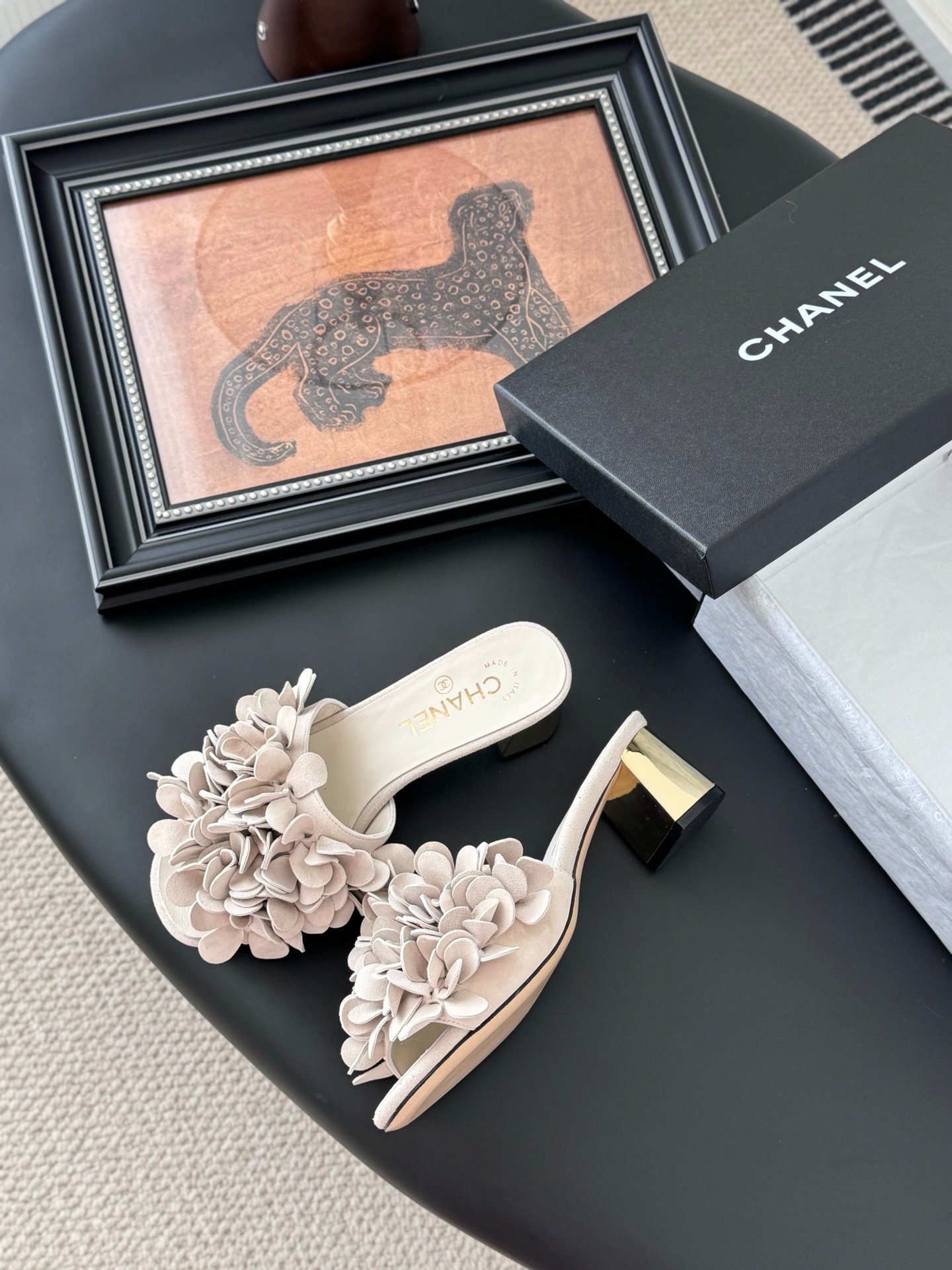 CHANEL Woman - Image 5