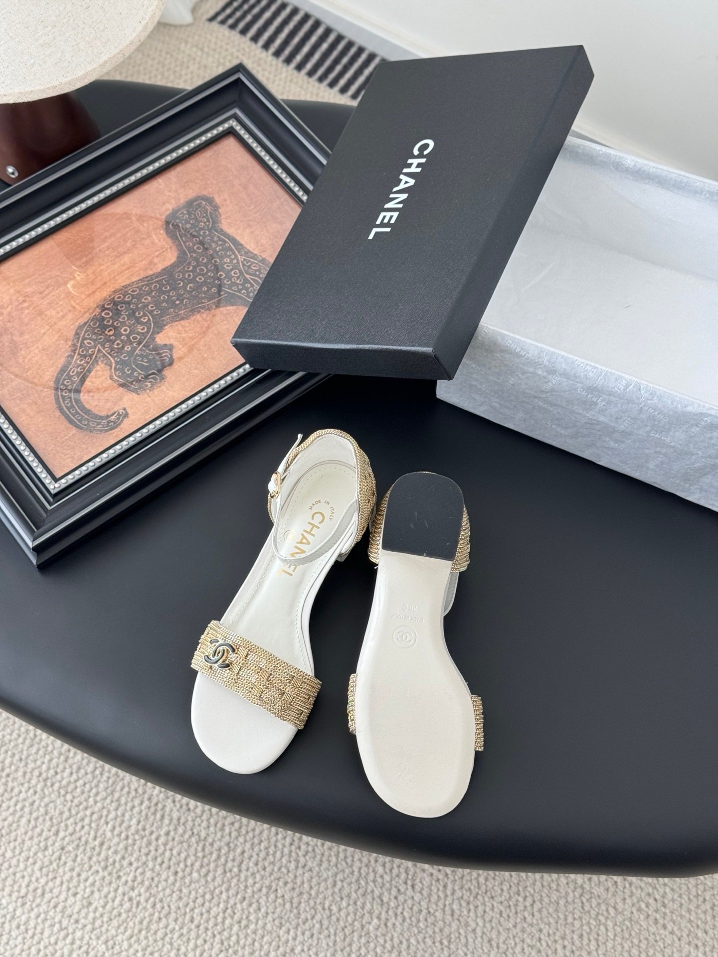 CHANEL Woman - Image 5