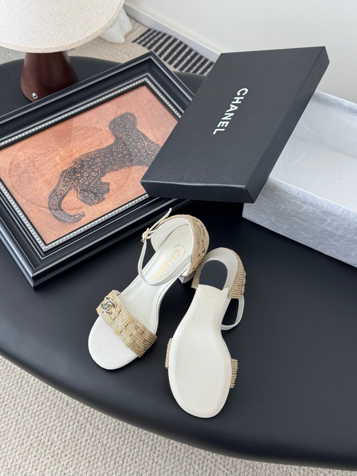 CHANEL Woman - Image 5