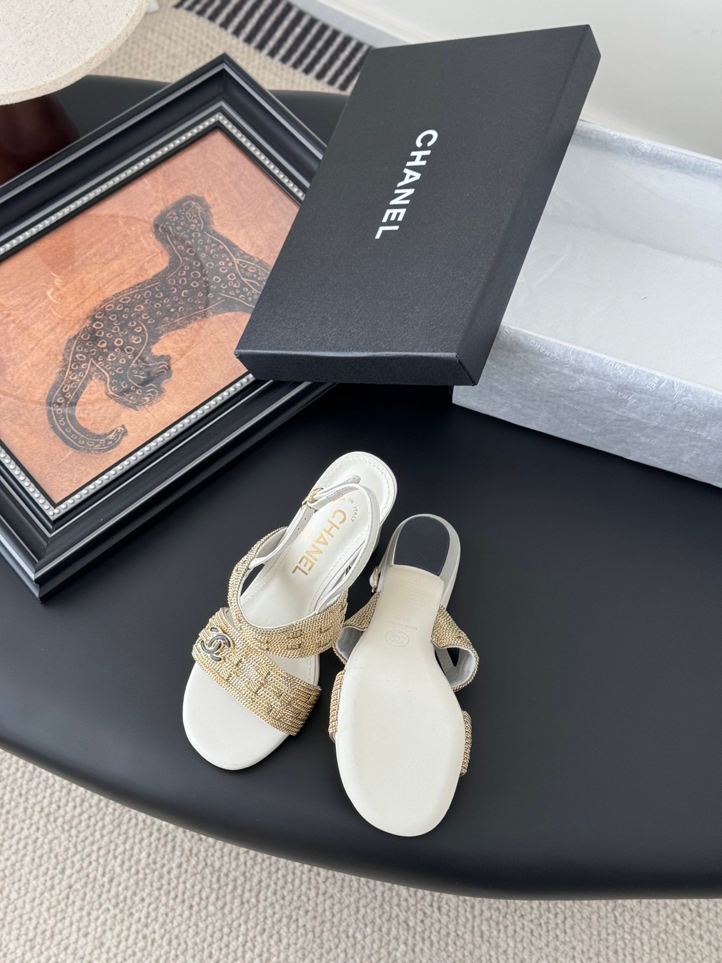 CHANEL Woman - Image 5