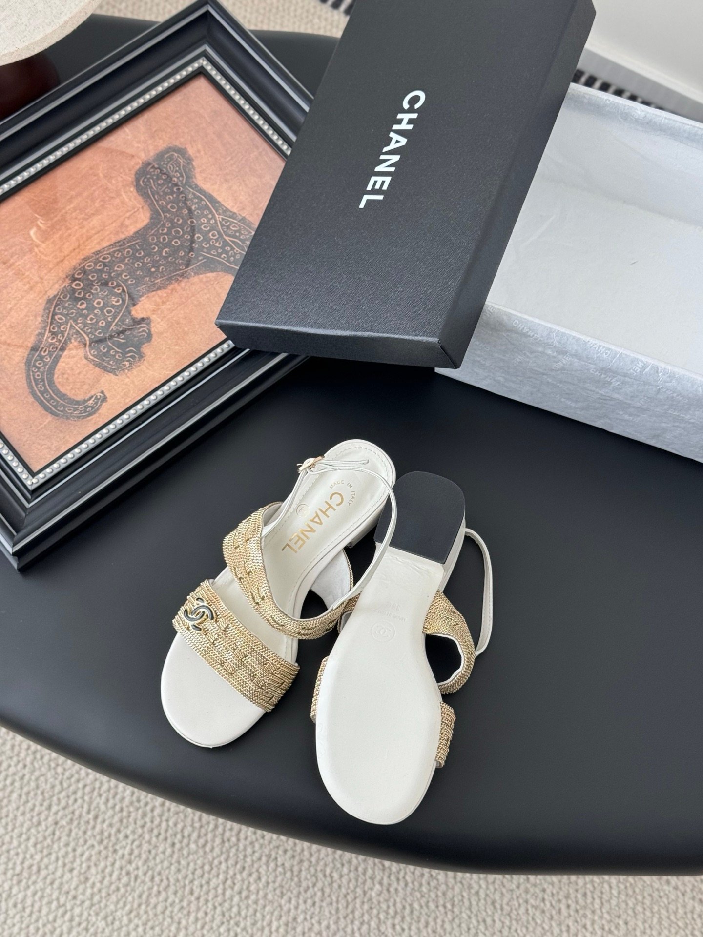 CHANEL Woman - Image 5