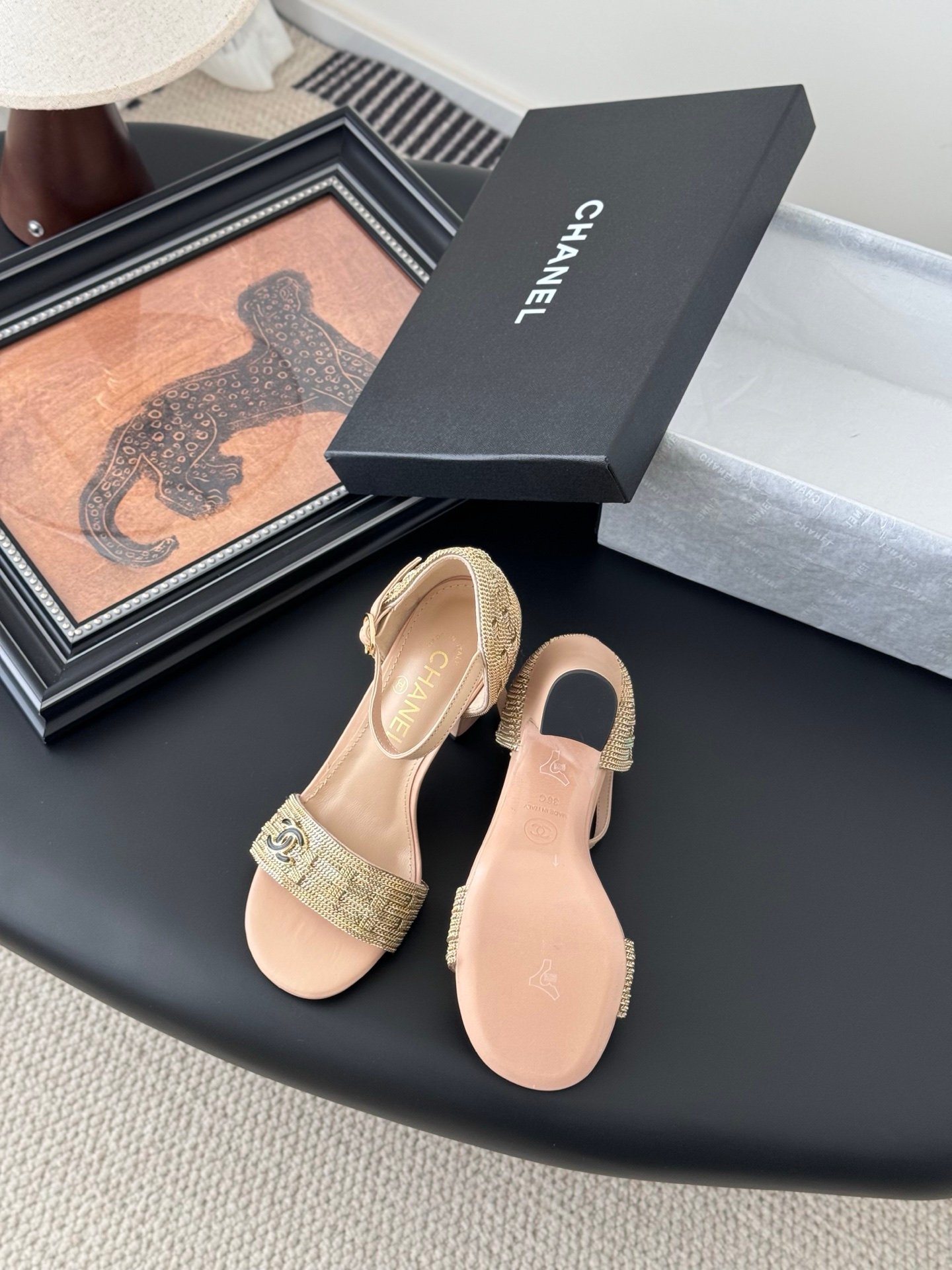 CHANEL Woman - Image 5