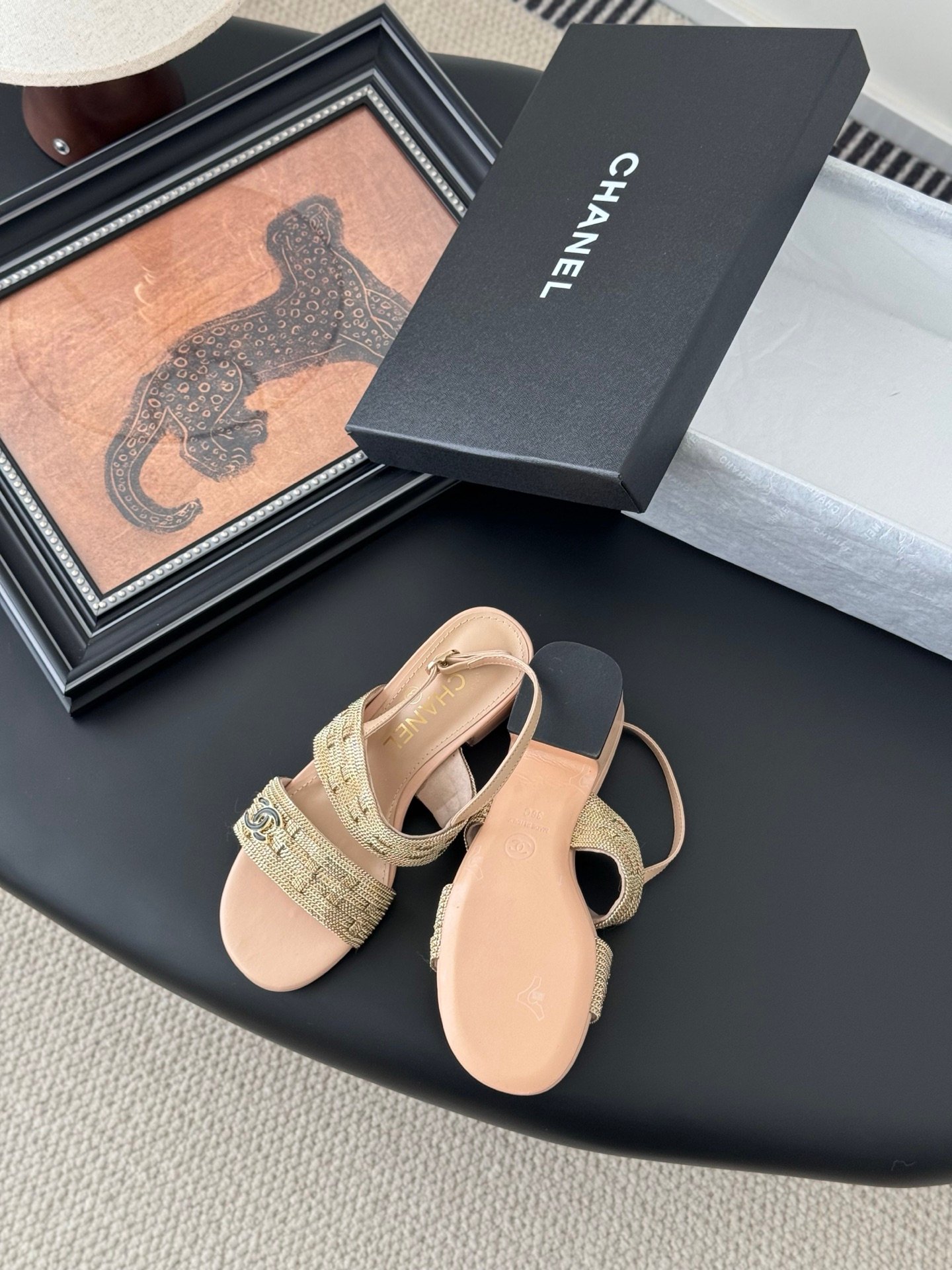 CHANEL Woman - Image 5