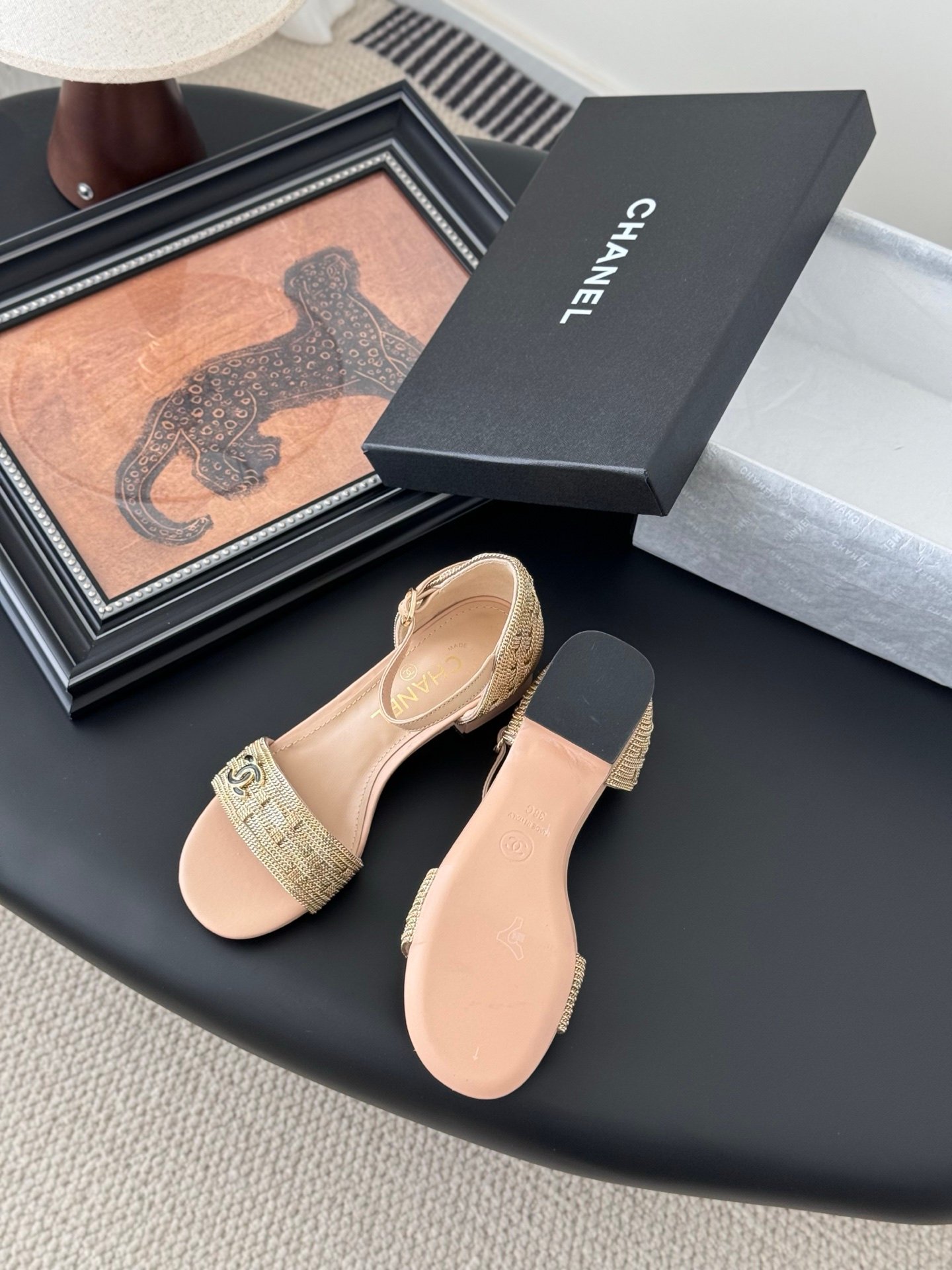 CHANEL Woman - Image 5