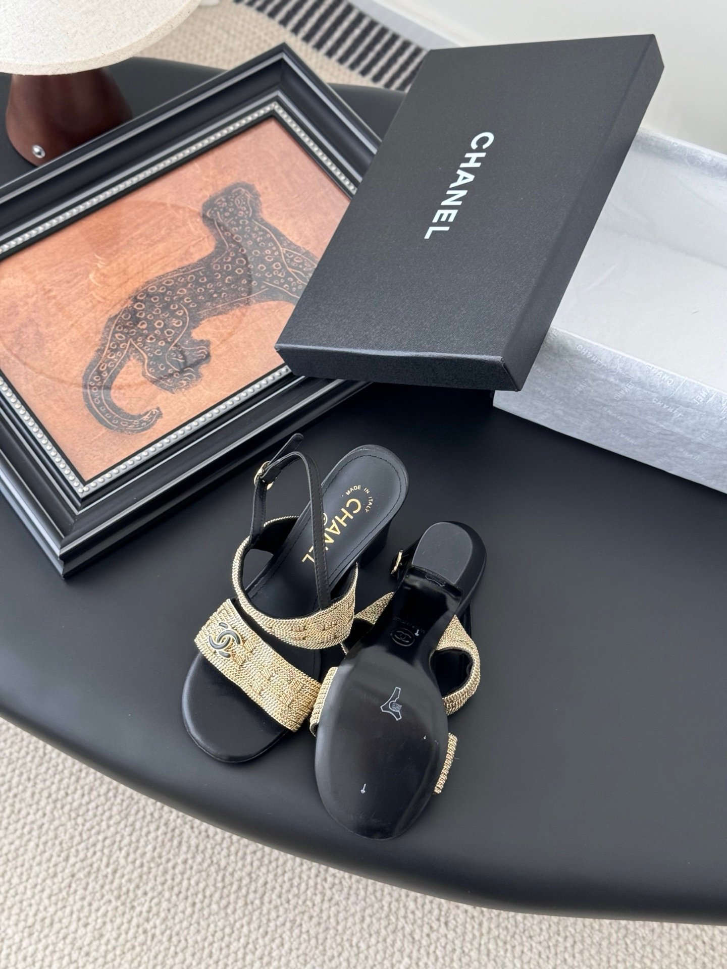 CHANEL Woman - Image 5